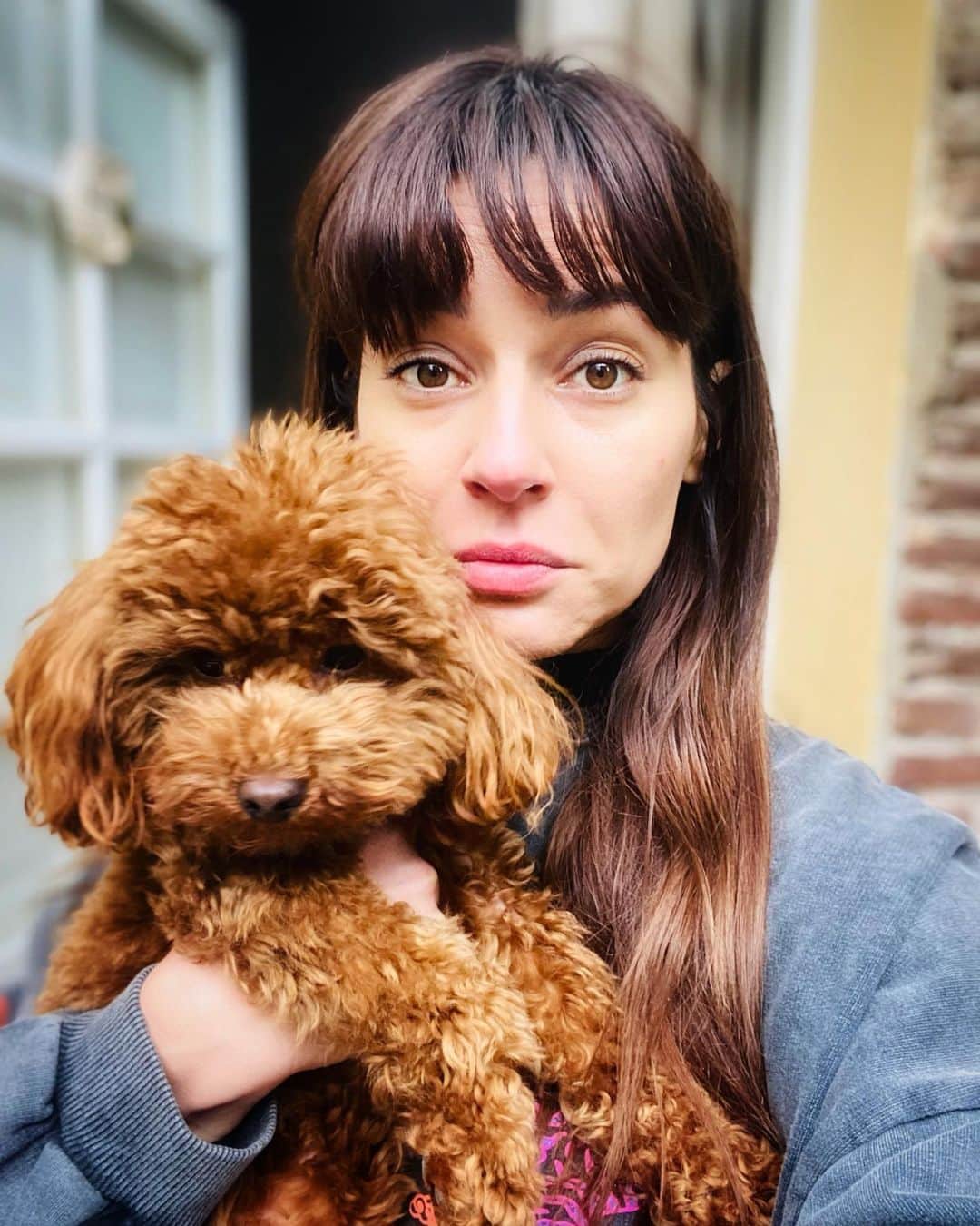 Sedef Avciのインスタグラム：「Birisi annesini birisi oğlunu özlemişti.Dertleştiler biraz.🤷🏻‍♀️🐶」