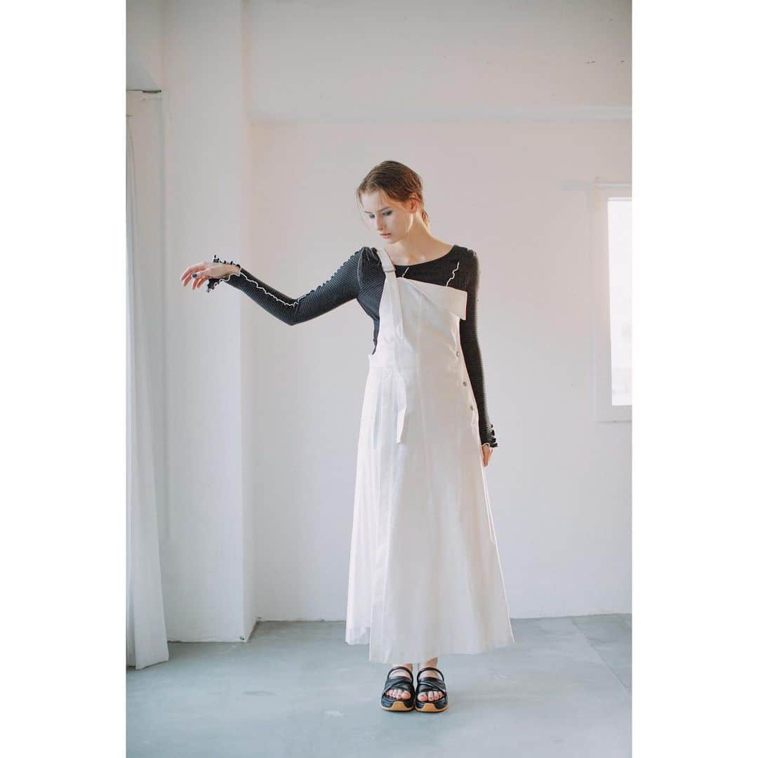 のインスタグラム：「【AULA AILA 2021 SS COLLECTION】  ASYMMETRY PLEATS JUMPER SKIRT	WHITE/BLACK/BLUE/INDIGO SIZE:0/１ ¥23,000　  ✔️OFFICIAL WEB STOREにて先行予約会を開催中！期間中ご予約いただいたお客様に、ポイント20倍をプレゼント！是非この機会にお買い求めくださいませ。」