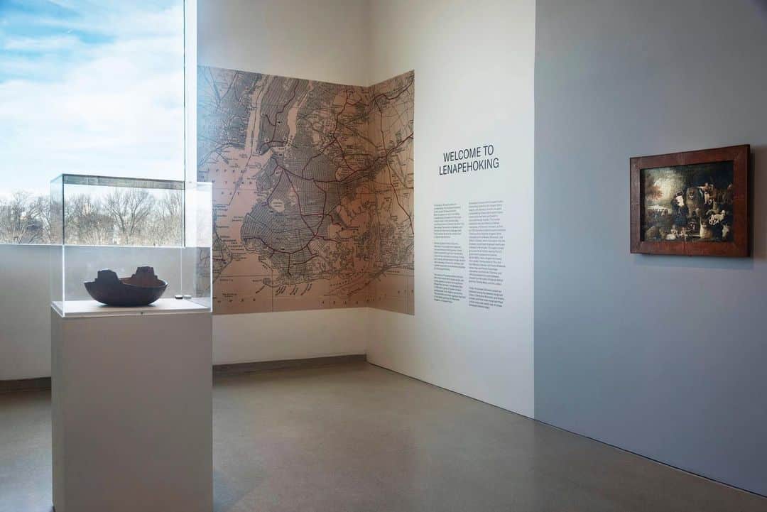 のインスタグラム：「Welcome to Lenapehoking. Visitors will notice a new installation at the entrance of our American Art galleries that recognizes the Brooklyn Museum’s location on Lenapehoking—the ancestral homeland of the Lenape (Delaware) people. Developed in consultation with Lenape leaders, the artworks on view foreground the original inhabitants of what is today known as Brooklyn and the Lenape people’s histories of cultural expression, migration, and resilience. This display is the first in a number of recently reinstalled spaces in the #BKMAmericanart galleries that explore the diversity, changing perceptions, and narratives that define this land and its histories. ⁠⠀ ⁠⠀ Installation photo by @jonathan_dorado」