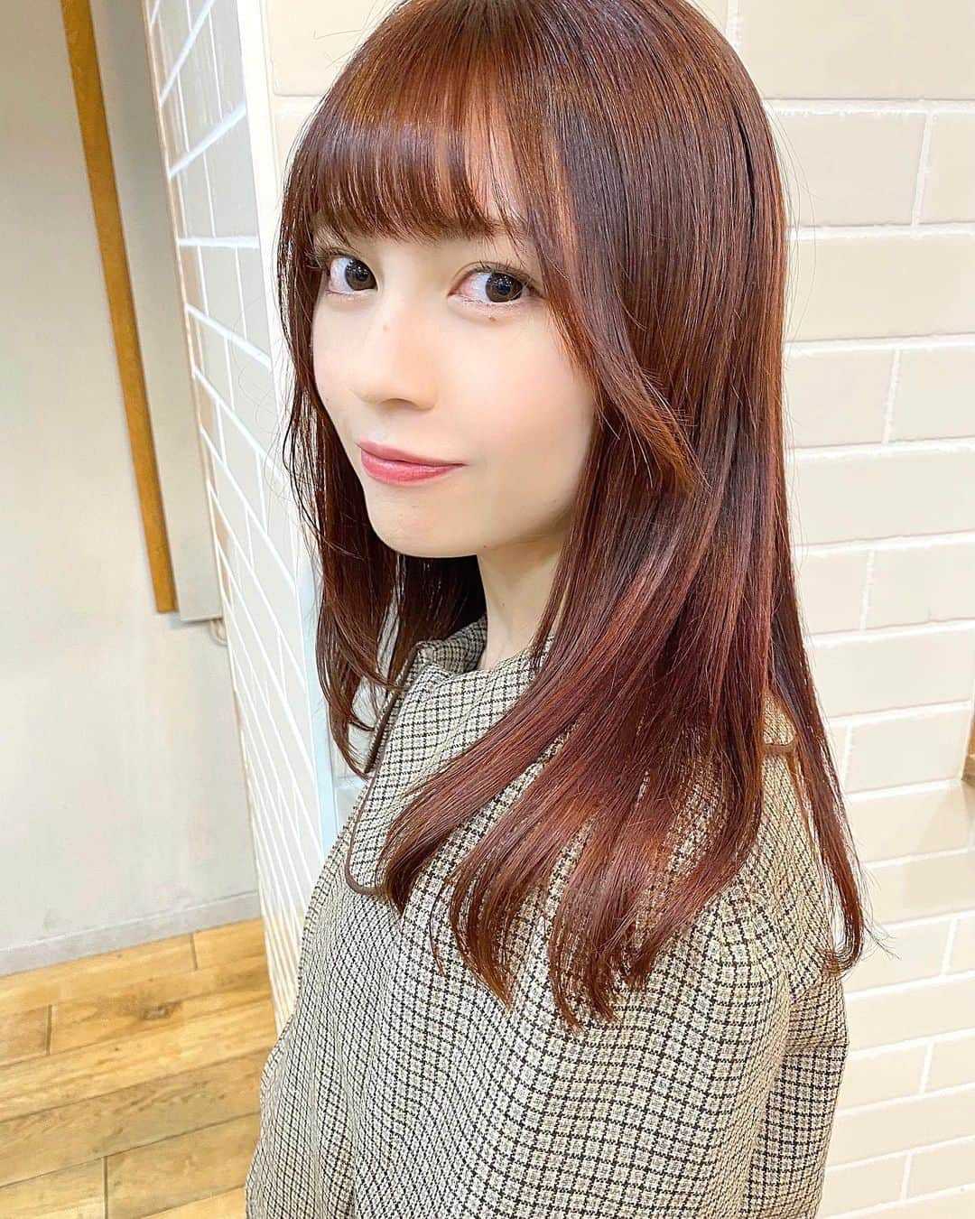 廣川奈々聖さんのインスタグラム写真 - (廣川奈々聖Instagram)「メンテナンスでさらさらになった…🦔♡﻿ ﻿ 髪が綺麗になると自信も出るのでとっても大事！﻿ ﻿ 顔周りの毛の流し方がかわいすぎるから真似しよう〜っと ¨̮ ﻿ ﻿ ﻿ ﻿ ﻿ #美容院#内巻き#ミディアムロング#ピンクブラウン#ブラウンカラー#aujuaトリートメント#リタッチ#hairstyle」1月17日 22時43分 - nanaseven7_u_u