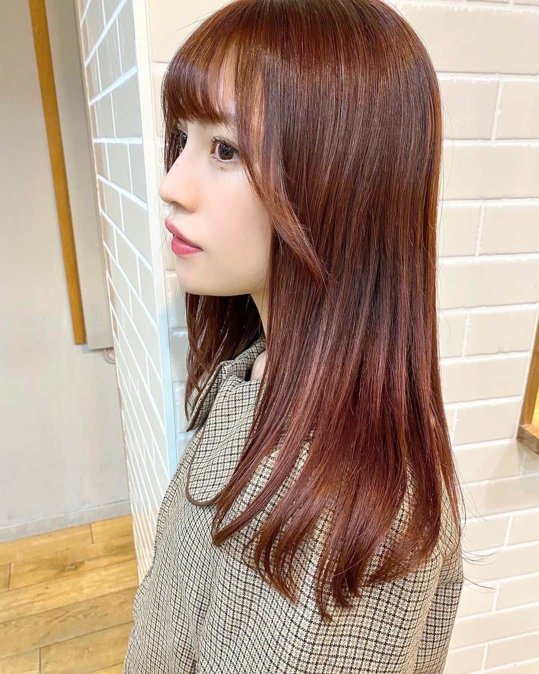 廣川奈々聖のインスタグラム：「メンテナンスでさらさらになった…🦔♡﻿ ﻿ 髪が綺麗になると自信も出るのでとっても大事！﻿ ﻿ 顔周りの毛の流し方がかわいすぎるから真似しよう〜っと ¨̮ ﻿ ﻿ ﻿ ﻿ ﻿ #美容院#内巻き#ミディアムロング#ピンクブラウン#ブラウンカラー#aujuaトリートメント#リタッチ#hairstyle」