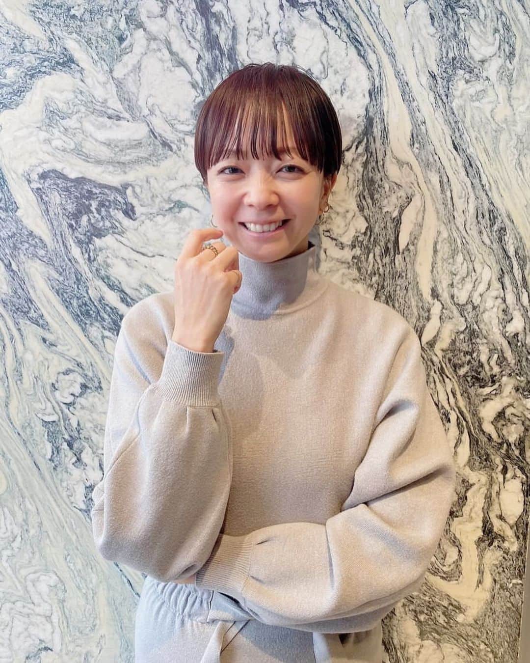 EMIさんのインスタグラム写真 - (EMIInstagram)「⭐︎ @ayakoyanagi の 泣く子も黙る神カット✨w  サイドの重みをなくしてもらって 後ろはスッキリ！ 毎度毎度感動でしかない💛  カットしてもらってる模様を動画撮ったので YouTubeでアップしますね〜♡  いつもありがとう♡♡♡ #ショート」1月17日 22時45分 - emi_idea
