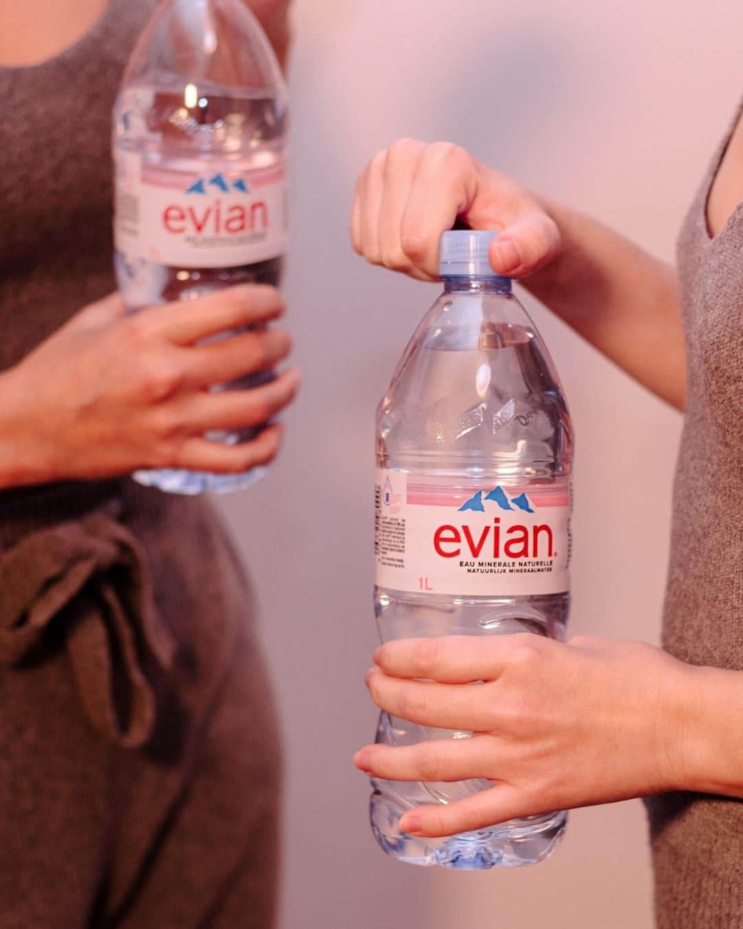 のインスタグラム：「Every moment is an opportunity to #stayhydrated. Here’s one now. 😌​⁣ ⁣ #evian #evianwater #positivedrops」