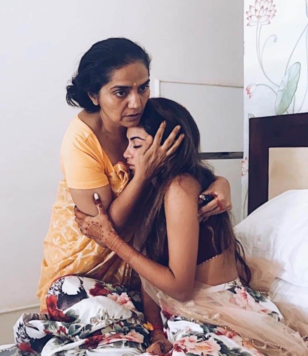 Diipa Büller-Khoslaのインスタグラム：「Momi appreciation post!  As I’m in the process of becoming a mother myself, I have been feeling so much extra gratitude for my Momi and everything she is and has done for us. Mothers are truly walking miracles! ✨  Fun fact: Did you know that my Momi @sangithakhosla is an award winning Dermatologist and Ayurvedic doctor? So much of my knowledge of skin, hair and health come from her.  #HairGoals #SkinGoals and #BeautyGoals Am I right? 🙌🏽😍」