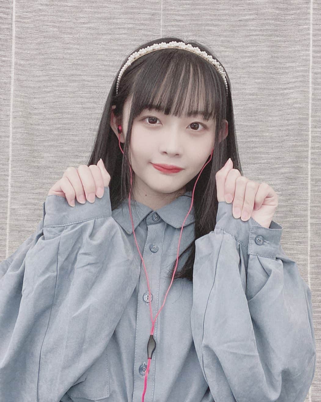 川嶋美晴のインスタグラム：「オンラインお話会ありがとうございました！  今日は青いワンピース着ました💙 袖とかシルエットが可愛いんです！  今年は色んな服着れたらいいなと思い、青を選んでみました☺️  次のオンラインお話会は1月31日です！ よろしくお願いします🙏💙  #オンラインお話会 #アイドル #olivedesolive  #ワンピース #カチューシャ」