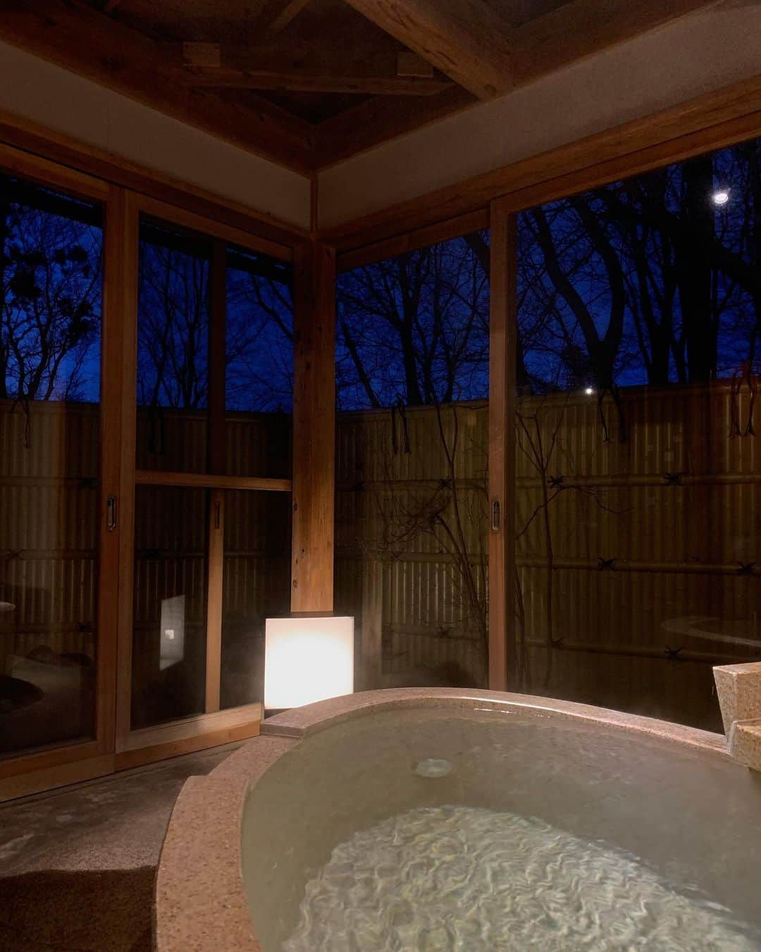 SARAさんのインスタグラム写真 - (SARAInstagram)「Beautiful places in Japan with relaxing hot springs and delicious food😍 お正月に行った伊香保温泉(群馬県) 温泉効果が最高🧖🏻‍♀️ 肌がすべすべなるし、リラックスできる。 ご飯も美味しくて、2日間食べまくったw  日本は素敵な物語がたくさんあって もっともっと知りたい！  まよありがとう♡ おみくじも2人して大吉✨ 良い一年になりそう〜」1月17日 23時00分 - sara_pizzo