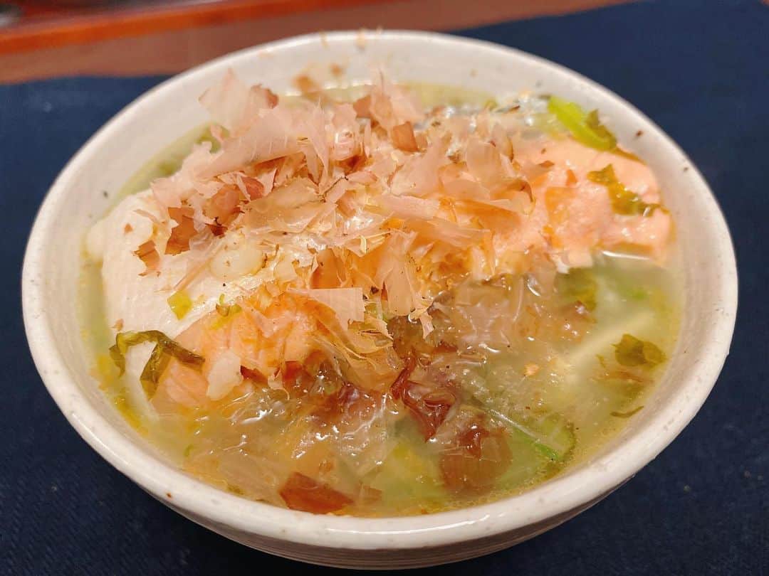 休日課長さんのインスタグラム写真 - (休日課長Instagram)「無性に食べたくなって、鮭と高菜とネギとぶなぴーの玄米粥。我ながら、旨すぎ。」1月17日 22時52分 - kyujitsu_kacho