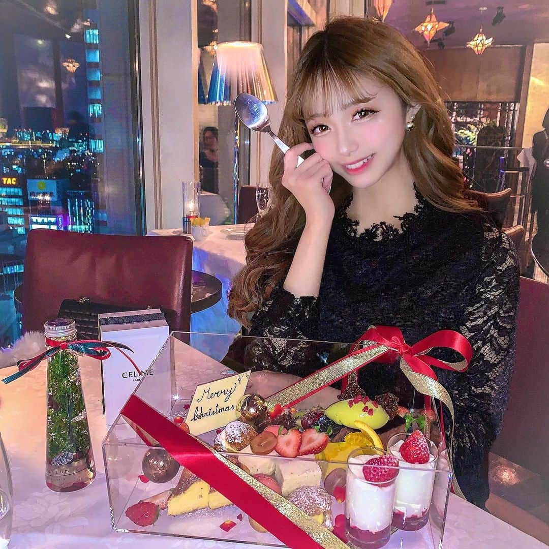 あやちゃんさんのインスタグラム写真 - (あやちゃんInstagram)「おしゃディナー🥂 大人っぽく黒レースで🖤 クリスマス限定コースが可愛すぎた🎁❄ 渋谷でいっちゃんオシャレ🥰 #legato #cafelegato  #レガート渋谷 #レガート #渋谷グルメ #渋谷カフェ #渋谷 #渋谷ディナー #渋谷バー #渋谷bar #渋谷ランチ #渋谷cafe #渋谷レストラン #大人コーデ #ブラックコーデ #ワンピース #ワンピースコーデ #クリスマス #おしゃカフェ #おしゃディナー #東京カフェ #東京グルメ #東京ディナー」1月17日 22時53分 - aya.you.love.r