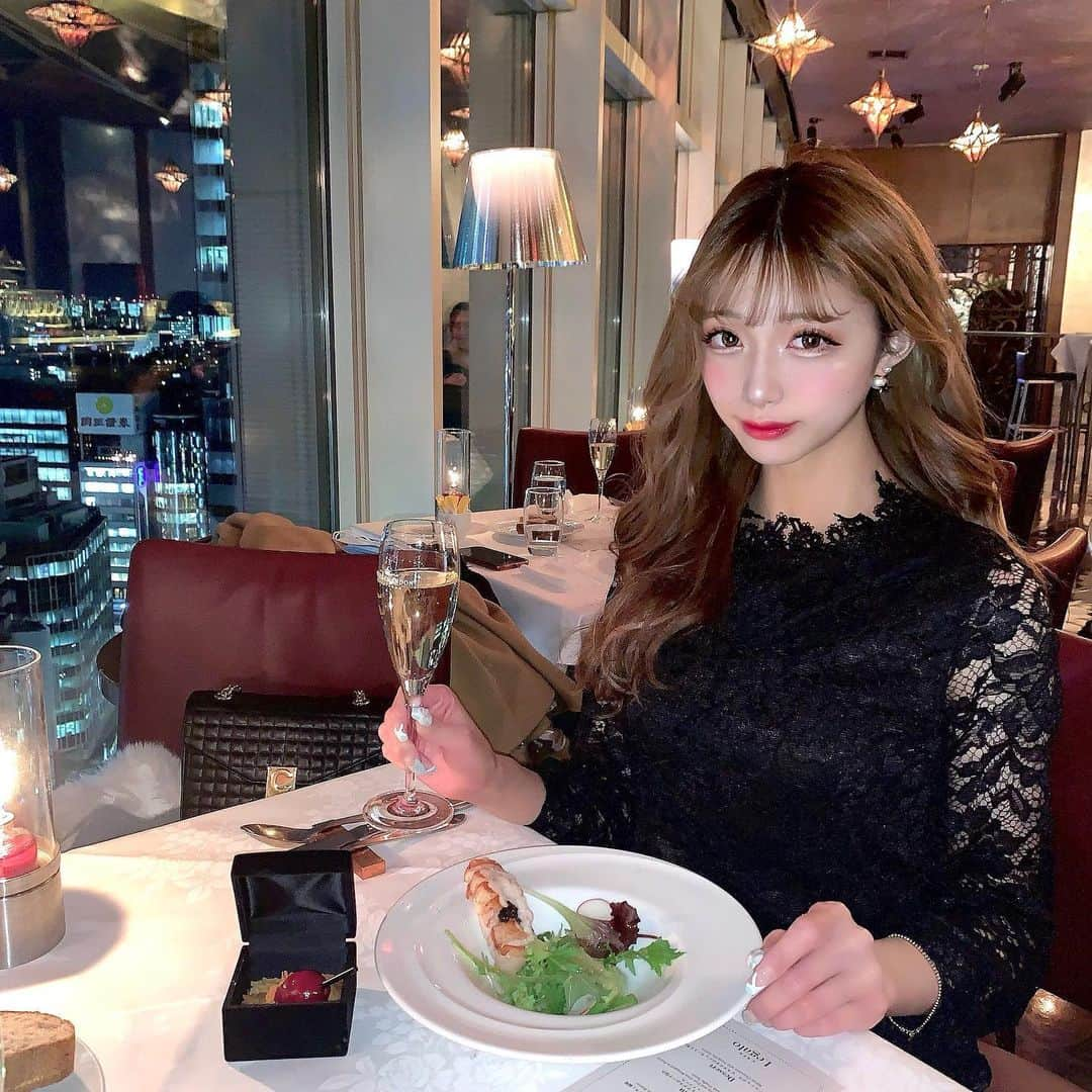 あやちゃんさんのインスタグラム写真 - (あやちゃんInstagram)「おしゃディナー🥂 大人っぽく黒レースで🖤 クリスマス限定コースが可愛すぎた🎁❄ 渋谷でいっちゃんオシャレ🥰 #legato #cafelegato  #レガート渋谷 #レガート #渋谷グルメ #渋谷カフェ #渋谷 #渋谷ディナー #渋谷バー #渋谷bar #渋谷ランチ #渋谷cafe #渋谷レストラン #大人コーデ #ブラックコーデ #ワンピース #ワンピースコーデ #クリスマス #おしゃカフェ #おしゃディナー #東京カフェ #東京グルメ #東京ディナー」1月17日 22時53分 - aya.you.love.r