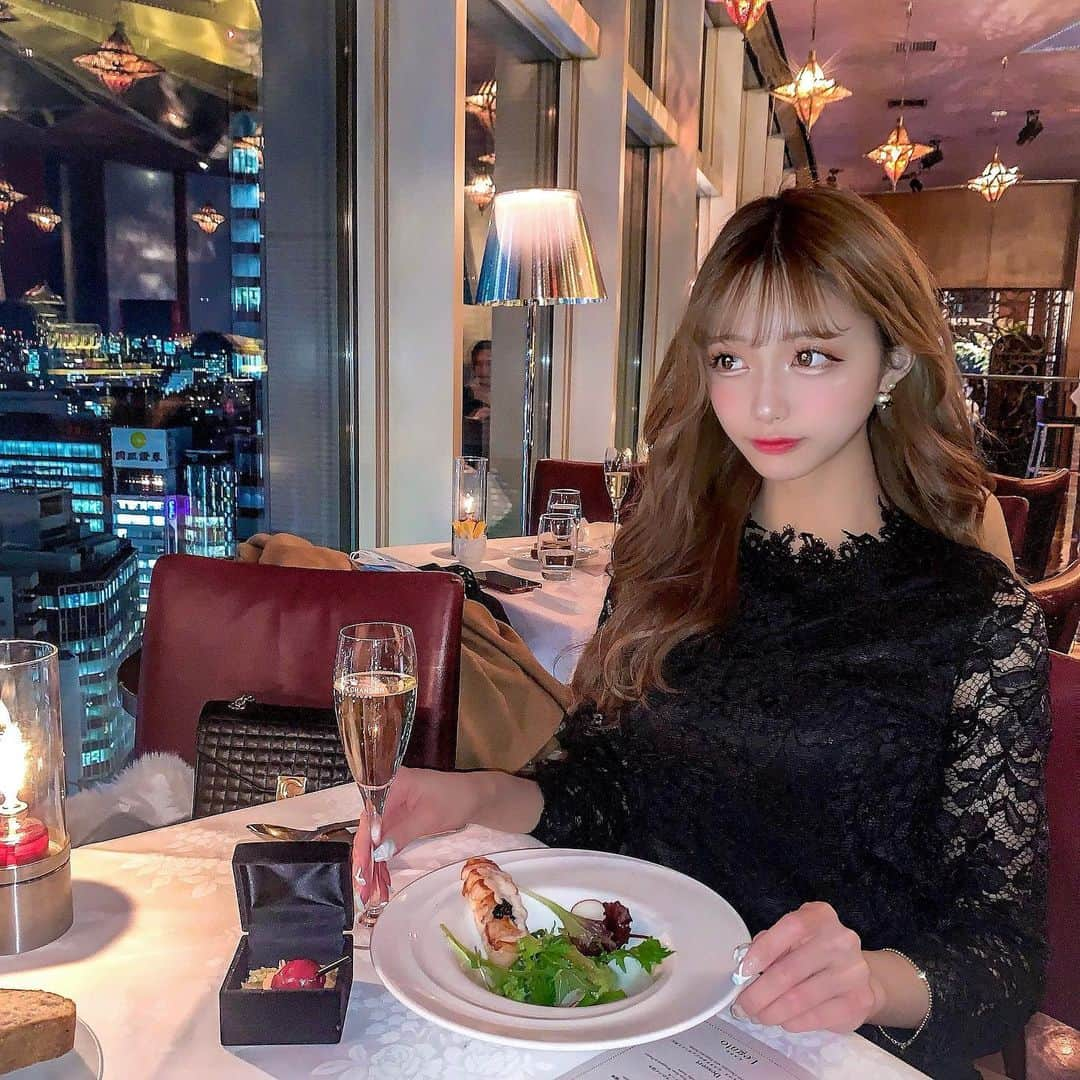 あやちゃんさんのインスタグラム写真 - (あやちゃんInstagram)「おしゃディナー🥂 大人っぽく黒レースで🖤 クリスマス限定コースが可愛すぎた🎁❄ 渋谷でいっちゃんオシャレ🥰 #legato #cafelegato  #レガート渋谷 #レガート #渋谷グルメ #渋谷カフェ #渋谷 #渋谷ディナー #渋谷バー #渋谷bar #渋谷ランチ #渋谷cafe #渋谷レストラン #大人コーデ #ブラックコーデ #ワンピース #ワンピースコーデ #クリスマス #おしゃカフェ #おしゃディナー #東京カフェ #東京グルメ #東京ディナー」1月17日 22時53分 - aya.you.love.r