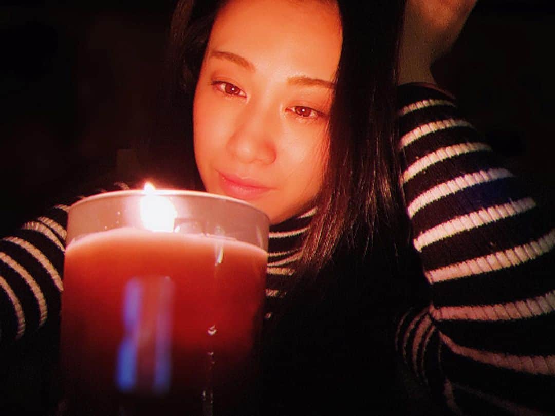 鈴木芳奈のインスタグラム：「素敵な贈り物をいただいたので、 早速、今夜はキャンドルに癒してもらおう🕯 ふわぁあとてもいい香り (映り込み有り上げ直しw))  #esteban #candle」