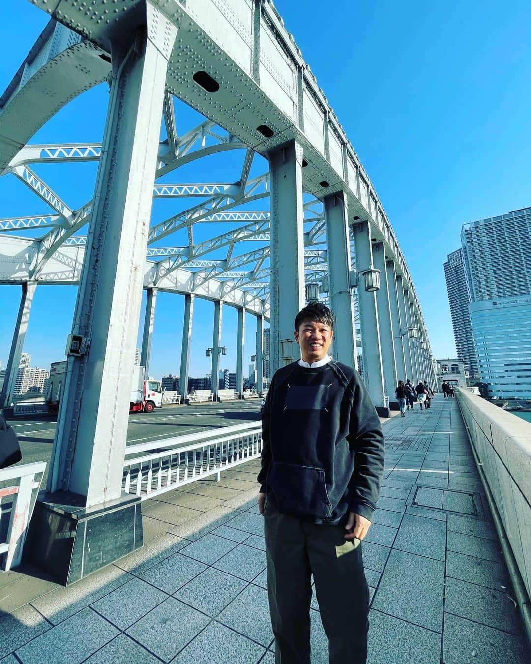 のインスタグラム：「勝鬨橋(かちどきばし)  14年前に東京に来て仕事が全くなく  この橋からしょっちゅう夕日を見ては  「向こうにある大阪に帰りたいなぁ」  と、2枚目の場所で黄昏てた  しかし後にその方角はオーストラリア  だったことに気づいた  という緩い思い出」