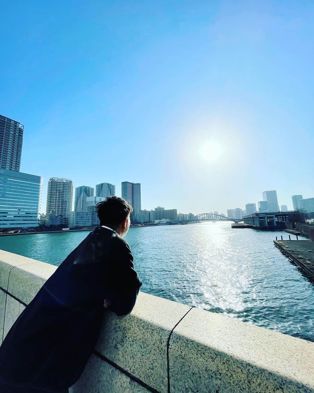 木本武宏さんのインスタグラム写真 - (木本武宏Instagram)「勝鬨橋(かちどきばし)  14年前に東京に来て仕事が全くなく  この橋からしょっちゅう夕日を見ては  「向こうにある大阪に帰りたいなぁ」  と、2枚目の場所で黄昏てた  しかし後にその方角はオーストラリア  だったことに気づいた  という緩い思い出」1月17日 22時55分 - tkokimoto