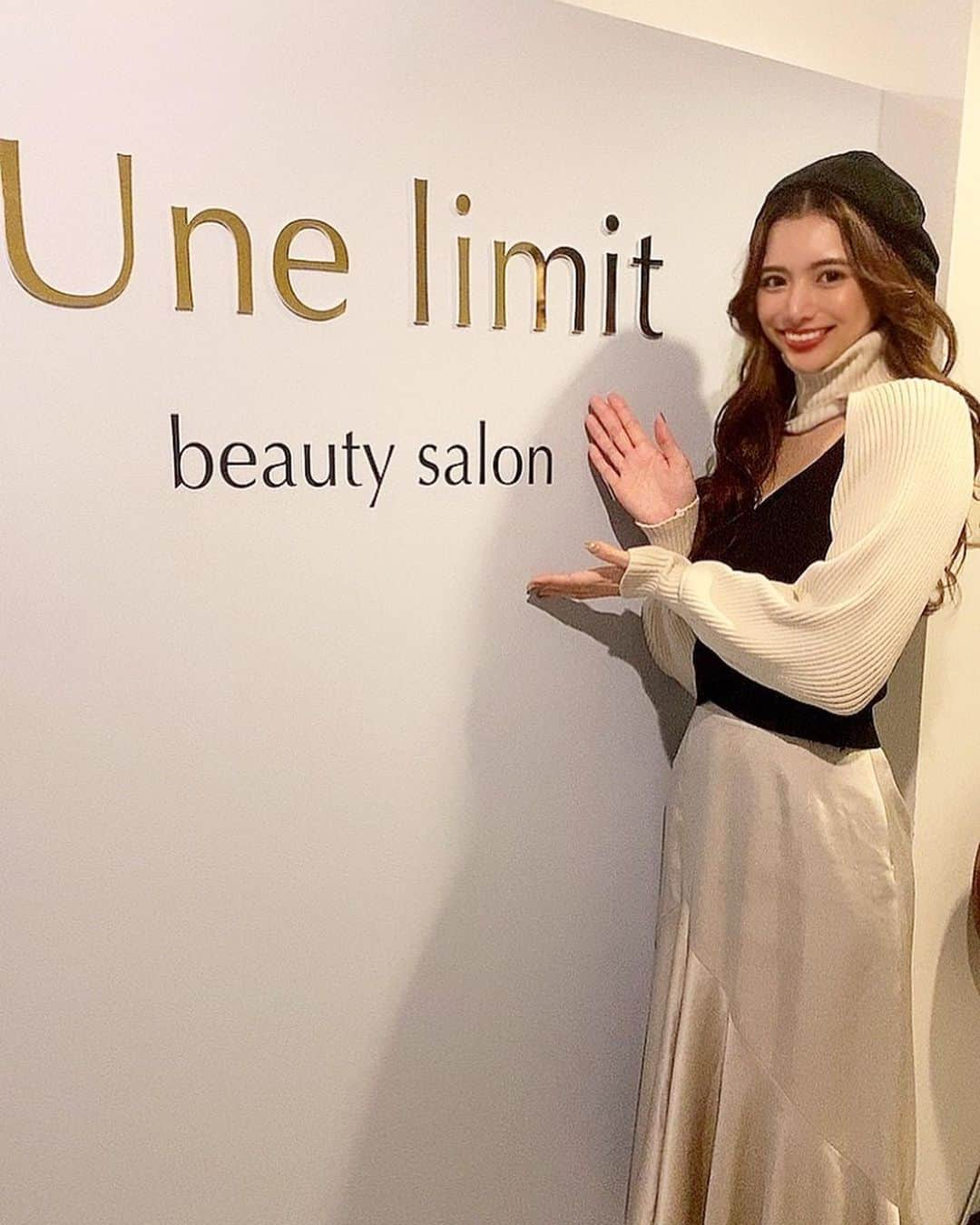 さゆりさんのインスタグラム写真 - (さゆりInstagram)「少し前に、お肌のメンテナンスに @unelimit_official さんへ💆‍♀️  冬になって少しお肌のごわつき感が 気になってて行って、 私はクリスティーナの ハーブピーリング🌿をやったのですが、 終わった直後でこのツルツル感🥺✨(3枚目参照)  やっぱり、肌悩みがある時は 一度エステなどのピーリングで ターンオーバーを促してあげるのは 大事だなと思いました🙆‍♀️⭐️  @unelimit_yuka さん、 ありがとうございました😊💓  #エステ　#ピーリング #ハーブピーリング　#クリスティーナ #美肌　#美白　#美容 #美肌ケア #美白ケア #美容液　#エステサロン  #美肌レシピ」1月17日 22時57分 - sayuri__offi