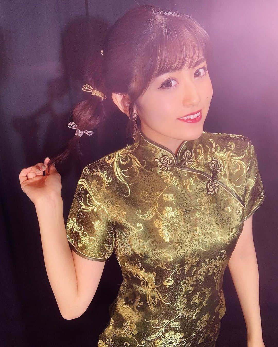 長澤佑香のインスタグラム：「﻿ ソフマップ無観客配信LIVEでした🤗﻿ 今日はコスプレで緑のチャイナドレス﻿ 着たよ💚﻿ ﻿ チェキ購入してくれた方📸﻿ 楽しみにしてて下さい💓！﻿ ﻿ ﻿ #チャイナ服 #チャイナドレス #チャイナ﻿ #コスプレ #アイドル #ミニスカポリス﻿ #美脚 #idol #chinadress #cosplay」