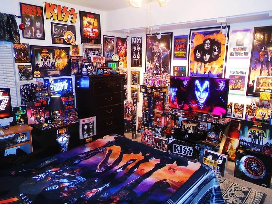 KISSさんのインスタグラム写真 - (KISSInstagram)「#CollectingKISS! Thanks to Dino Miccoli for sharing his #KISS room with us. Awesome! #KISSARMYROCKS  Show us your #KISSRoom at www.KISSOnline.com/letters.」1月17日 22時59分 - kissonline