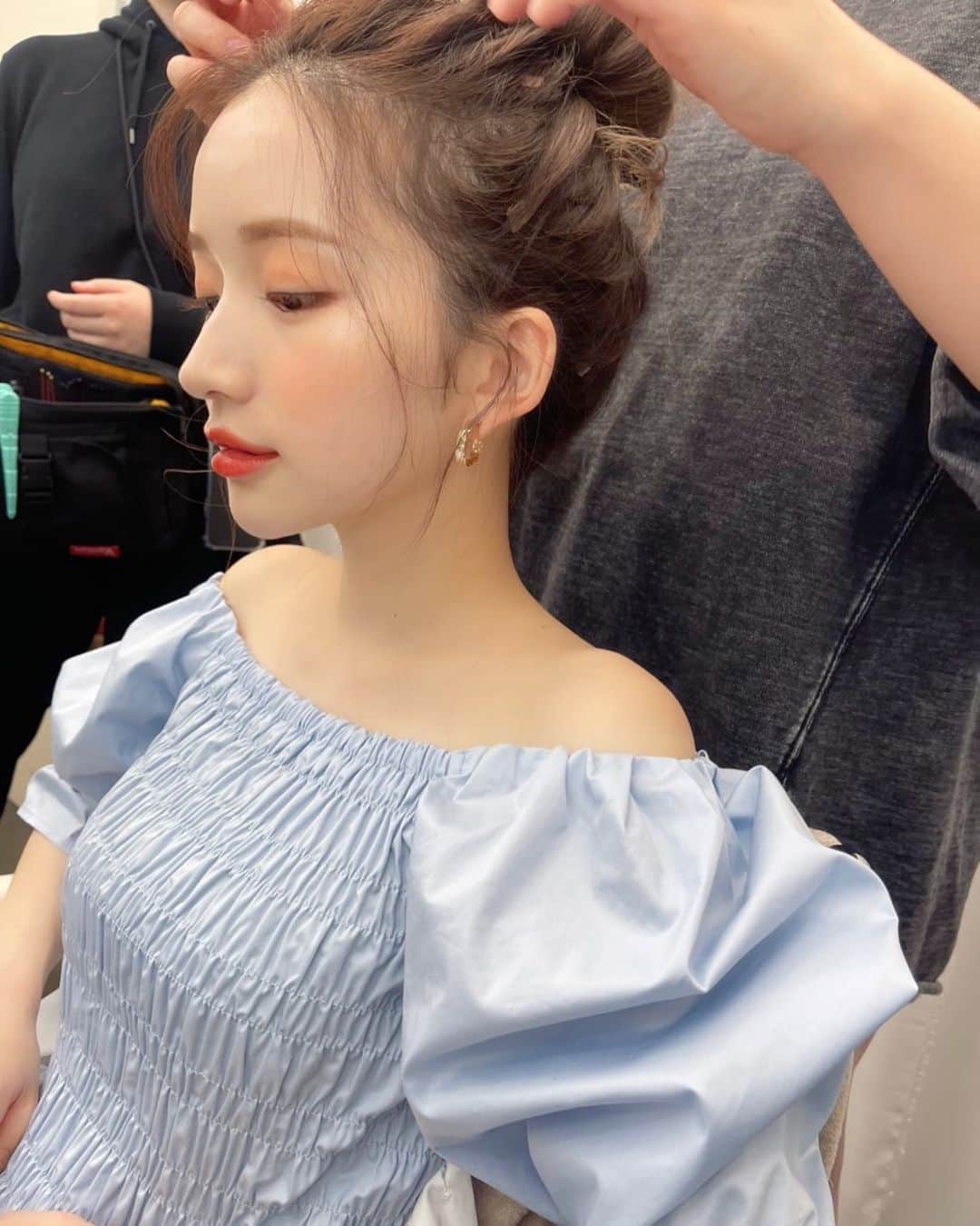 南りほのインスタグラム：「何の撮影したでしょ〜か💙 お楽しみに…🤫📕 メイクは最近お世話になっている室橋さん💙 オレンジメイク🍊可愛かったぁ🤤 まだまだオフショットあるから載せるね💋」