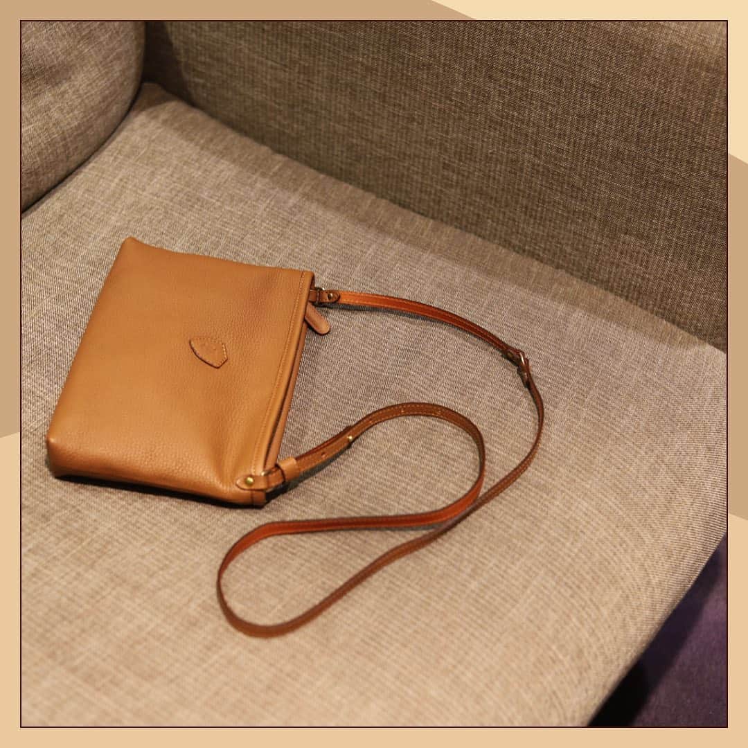 Felisi Japan 〔フェリージ〕のインスタグラム：「【Natural Color Shades】 . シーズンレス且つタイムレスな、 ベージュやナチュラル系のニュートラルカラー。 程よい艶感、そして上品さを感じるカラーの レザーアイテムは、トレンドへの感度の高い貴方の スタイリングへそっと寄り添ってくれます。 . . ■Mini Shoulder Bag Model No. 15/47/1/LD+DS Price：¥64,900 . . . #felisi #feisiselection #felisicollection #leathergoods #beige #naturalcolor #colorshades #wallet #bag #フェリージ #フェリージセレクション #フェリージコレクション #ベージュ #ナチュラルカラー #トープ #バッグ #ウォレット #ミニウォレット #革小物 #革製品 #レザーバッグ #かばん #鞄」