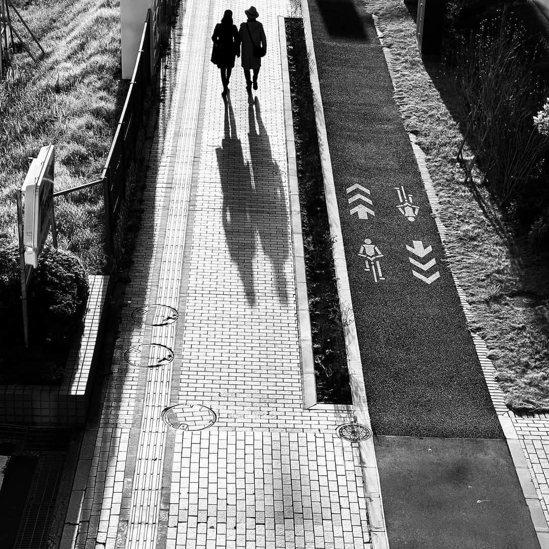 naotakeのインスタグラム：「斜光 - Slanting rays / iPhone 12 Pro Max & Snapseed . . 仕事帰り、夜の街は静まり返っている。 . . #spicollective #royalsnappingartists #infamous_family #rsa_main #infinity_photo_cult #jp_gallery_member #jp_gallery_bnw #trb_bnw #wp_bnw  #bnw_life #bnwlife_member #bnw_life_shots #bnw_captures #world_bnw #top_bnw #team_jp_ #team_jp_モノクロ #ig_energy_bw #ig_nihon #streetphotographybnw #igersjp #blackandwhite #bnw #bnwphoto #monochrome #bw #bnwphotography #ShotOniPhone #shotoniphone12promax」