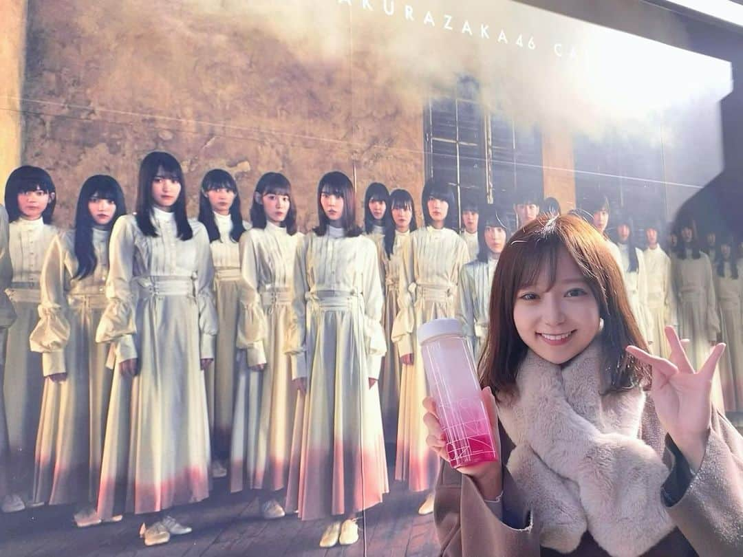 吉田悠希さんのインスタグラム写真 - (吉田悠希Instagram)「❤︎﻿ 先日、櫻坂46カフェに行ってきました🌸﻿ ﻿ ﻿ 店内利用は控えて櫻ドリンクをテイクアウト🥤 ﻿ 物販コーナーでグッズも見れました！﻿ 選んでいる間もPVが３曲、順に流れているので﻿ テンション上がって買いすぎたかも！笑﻿ ﻿ ﻿ レジ横にメンバーのサイン入り写真が飾られていて﻿ 写真撮りたい！と思ったのですが﻿ 店員さんが目の前にいたので﻿ なんとなく恥ずかしくなってしまい我慢。。﻿笑 次があればじっくり見たいです😌﻿ ﻿ ﻿ 外にあるNobody’s faultのポスターが﻿ すごく大きかったので記念に写真も撮りました🌸﻿ ﻿ ﻿ ﻿ ﻿ #櫻坂46  #櫻坂46カフェ  #櫻坂46好きな人と繋がりたい」1月17日 23時13分 - yuki__yoshida__914