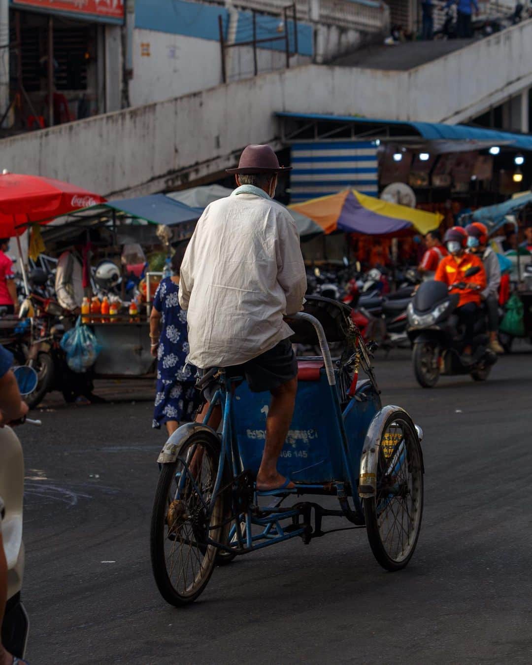 Shunsuke Miyatakeのインスタグラム：「A cyclo driver in his own style reminds me of the power of uniqueness, Phnom Penh, Cambodia」