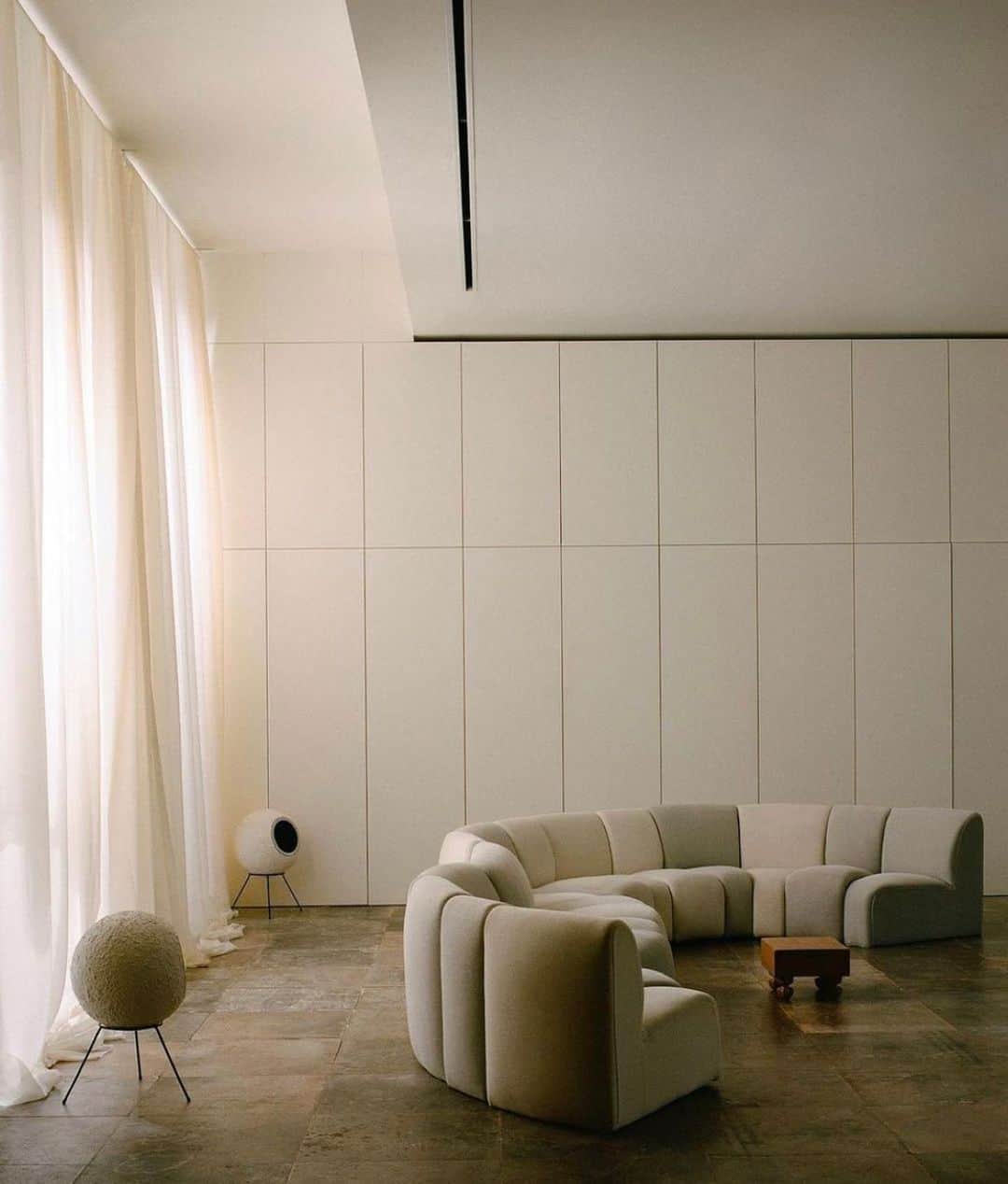 Mathilde Goehlerのインスタグラム：「@jacquemus office dream 🤍」