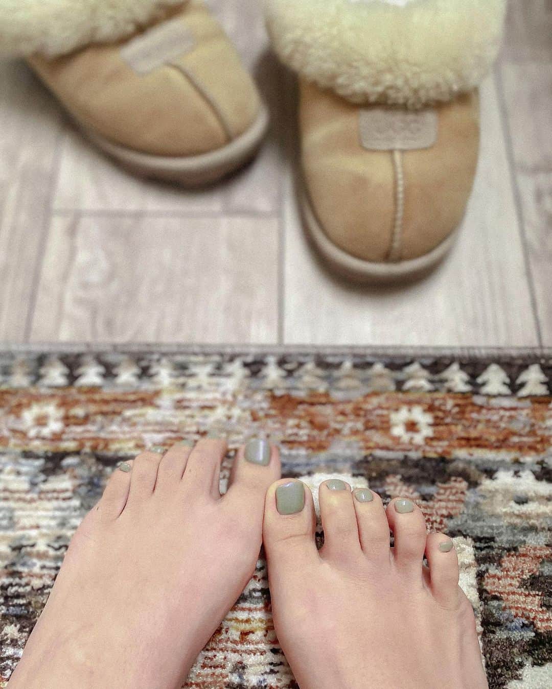 Manamiのインスタグラム：「🦶🏼🤍🤍🤍 @moonlit_kaori  動かすと偏光パールがうるっと艶艶な 写真では伝わらない超絶妙なカラーなの🪐」
