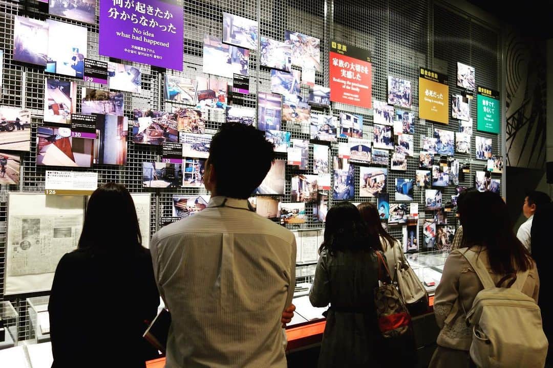 堀内大輝のインスタグラム：「2年ほど前のことです。 兵庫県神戸市にある、「人と防災未来センター」に 系列局の研修で訪れました。  発生から26年となった 阪神・淡路大震災の経験と教訓から、 これからの備えを学ぶ場所です。  被災の様子を細かく記録した写真、 CGを駆使した地震発生の瞬間の再現映像、 数十センチの高さでも、かなりの水圧で足が取られ、 避難が思うようにできないことを体感できる 津波を想定した実験など…  阪神・淡路大震災にこういう形で触れるのは初めてで どれだけ痛ましい災害だったかを身を持って体感しました。  また、ここを訪れたのは道内も大地震に見舞われた直後。 防災や減災を日頃から考えるクセをつけること、 災害報道を担う端くれとして、 有事の際1人でも多くの命とくらしを守るよう最善尽くすこと、 自分の中で大事な再確認ができた機会でした。 また今その気持ちを思い出しています。  みなさんも身近な備え、有事の時の行動など、 今一度ちょっとでいいので考えてみてくださいね。  #防災 #減災 #阪神淡路大震災 #人と防災未来センター #神戸 #関西 #アナウンサー #災害 #報道」