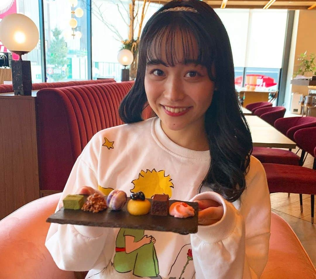 北海道放送「今日ドキッ!」さんのインスタグラム写真 - (北海道放送「今日ドキッ!」Instagram)「日下アナの「も〜う」な2021年🐮 ことしは甘いものとディスタンスとるそうですよ🧁🍰🍫 しっかり約束を守ってるか… 日下アナのインスタも要チェックですね😉  ちなみに4枚目は… 甘いものデートなう、的なやつ〜🙋‍♀️  #2021年の抱負  #アナウンサーのお仕事  #アナウンサーの世界  #日下怜奈  #今月中にみんなのアップしたい  #温かく見守ってください」1月17日 23時24分 - hbc_kyodoki