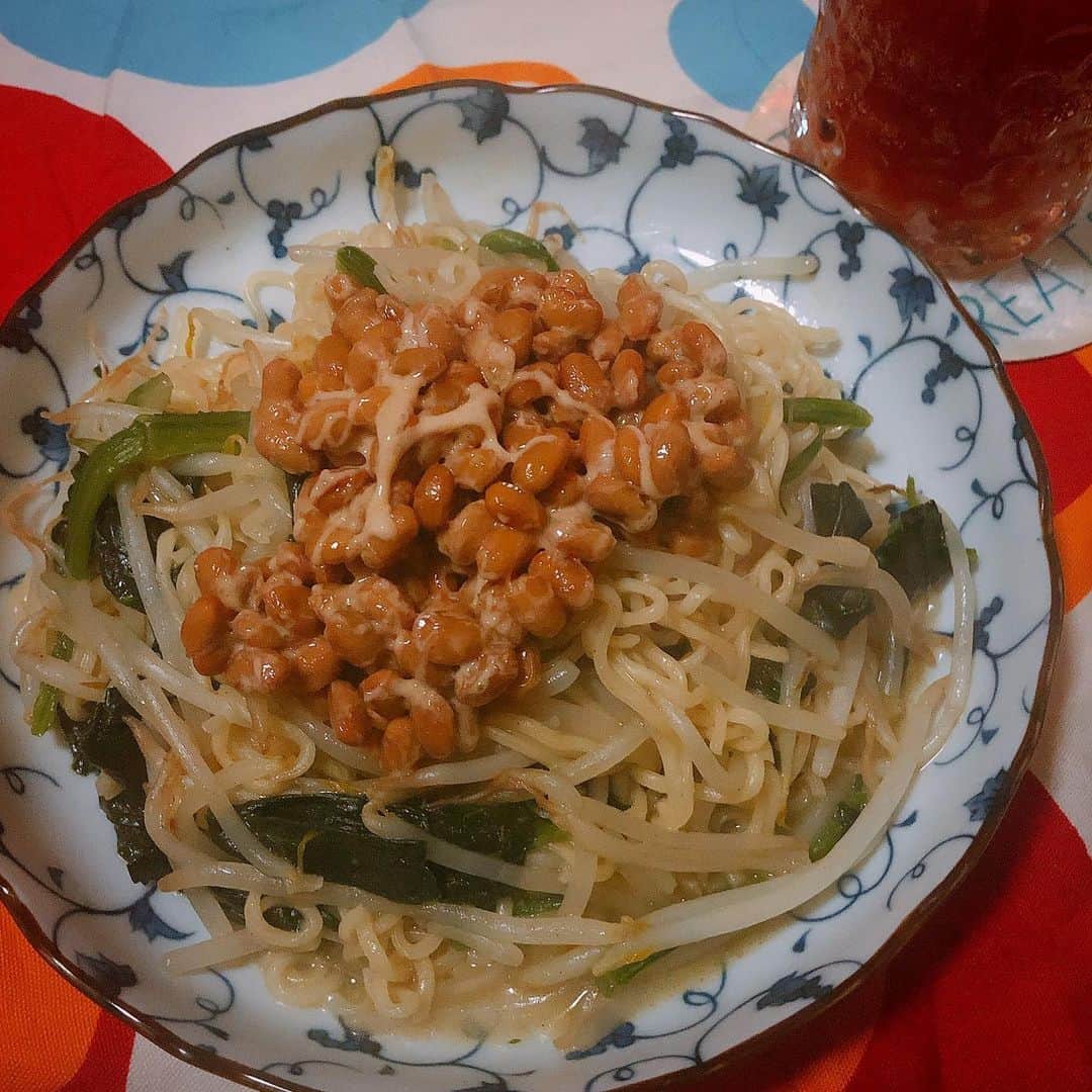 吉岡麻由子のインスタグラム：「#塩焼きそば﻿ ﻿ #塩ラーメン#袋麺アレンジ  ﻿一つの小さめ鍋or小さめフライパンで作れます✨﻿ ﻿  250mlくらい(たぶん)のお湯で﻿ 1分半ほど(たぶん)茹でる(水分少し残ってるなーくらい)。﻿ #ごま油 をぐるっと回し入れる﻿。 #もやし 投入！﻿ 1分ほど炒める。﻿ スープの素を半分くらい入れて混ぜる混ぜる！ #冷凍カットほうれん草 投入！﻿ しんなりしたら﻿ #胡椒 お好みで！﻿ ﻿ 余り物の野菜、お肉etc 好きに入れたらいいのさ👍﻿ 今日は#納豆 トッピング❤︎﻿ ﻿  #かんたん#適当﻿#包丁使わない #美味しい#味付け失敗なし﻿ #😋﻿ ﻿ #お家ごはん#夕飯﻿ #麺﻿#焼きそば ﻿ ﻿ ﻿写真、ちょっと暗かったな…(ﾟ∀ﾟ)」
