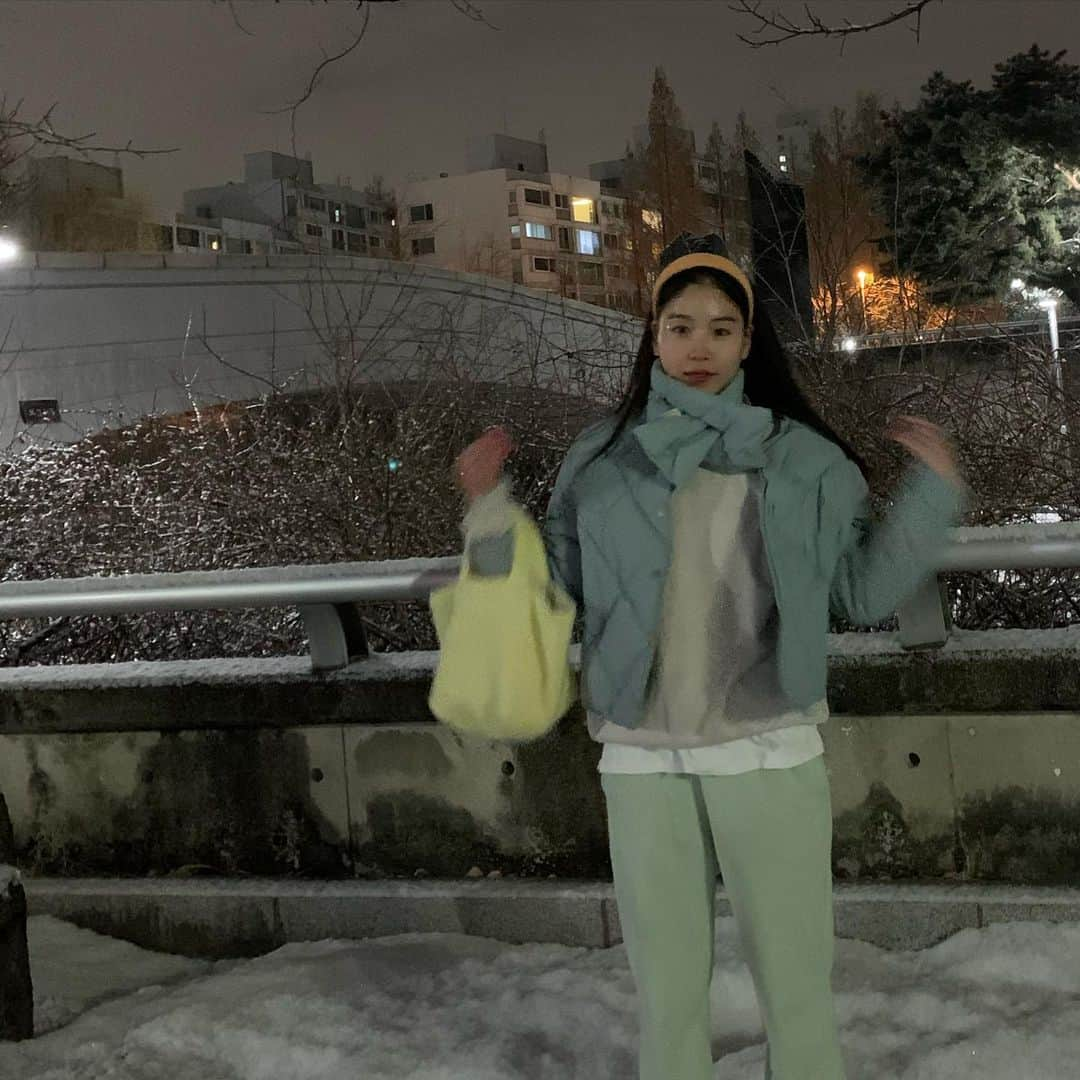 ロコさんのインスタグラム写真 - (ロコInstagram)「🌨⛄️☃️❄️ 눈내린다고 동네칭구들이랑 합체했는데 ,  눈이 안내려서 ,,,,,또륵 ,,,, 아쉬움에 사진만 더 많이 찍었다고 한다✨」1月17日 23時35分 - rocoforest