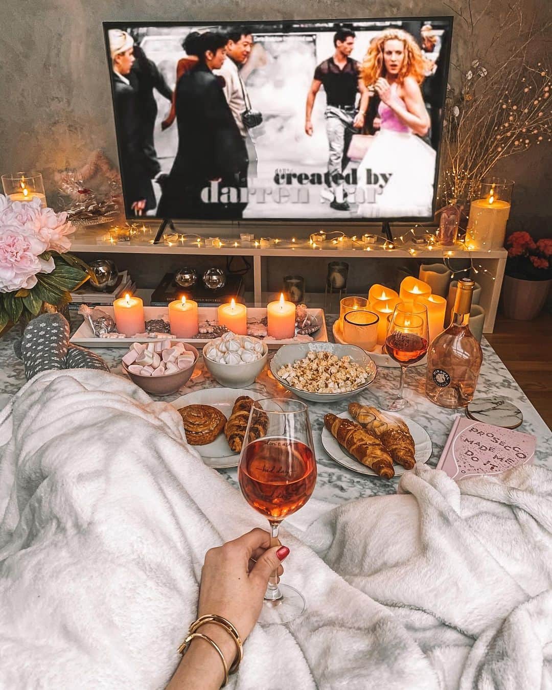 バーボラ・コディトヴァのインスタグラム：「My Sunday involves blankets, a series marathon & some @miraval rose 🥂」
