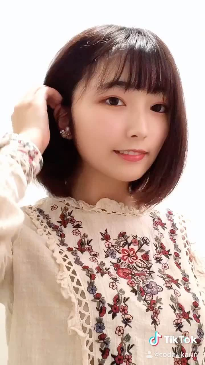 戸田華鈴のインスタグラム：「Tiktokで好評だった奴🤤  #モーニングルーティン #ルーティン #ルーティーン #Tiktok #リール #リール動画 #短めの動画 #YouTube #戸田華鈴 #メイク #女優 #actor #model #丸顔 #丸顔女子」