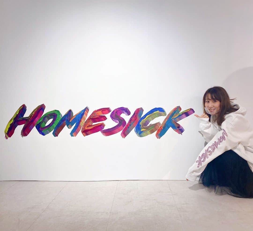 柴田平美さんのインスタグラム写真 - (柴田平美Instagram)「伊藤万理華さんの展示会 HOME SICK 。  独特の世界観が 広がっておりました。  ロゴがとにかく おしゃれでかっこよいです。  それに伴い 着せてもらったグッズも とても可愛かった。  どこで写真を撮っても映えるので ３枚載せます🫐🍒🥥  #homesick  #パルコ #展示会 #パーカー #いっとこ #アナウンサー #髪の毛ぴょいん」1月17日 23時33分 - narumi.shibata99