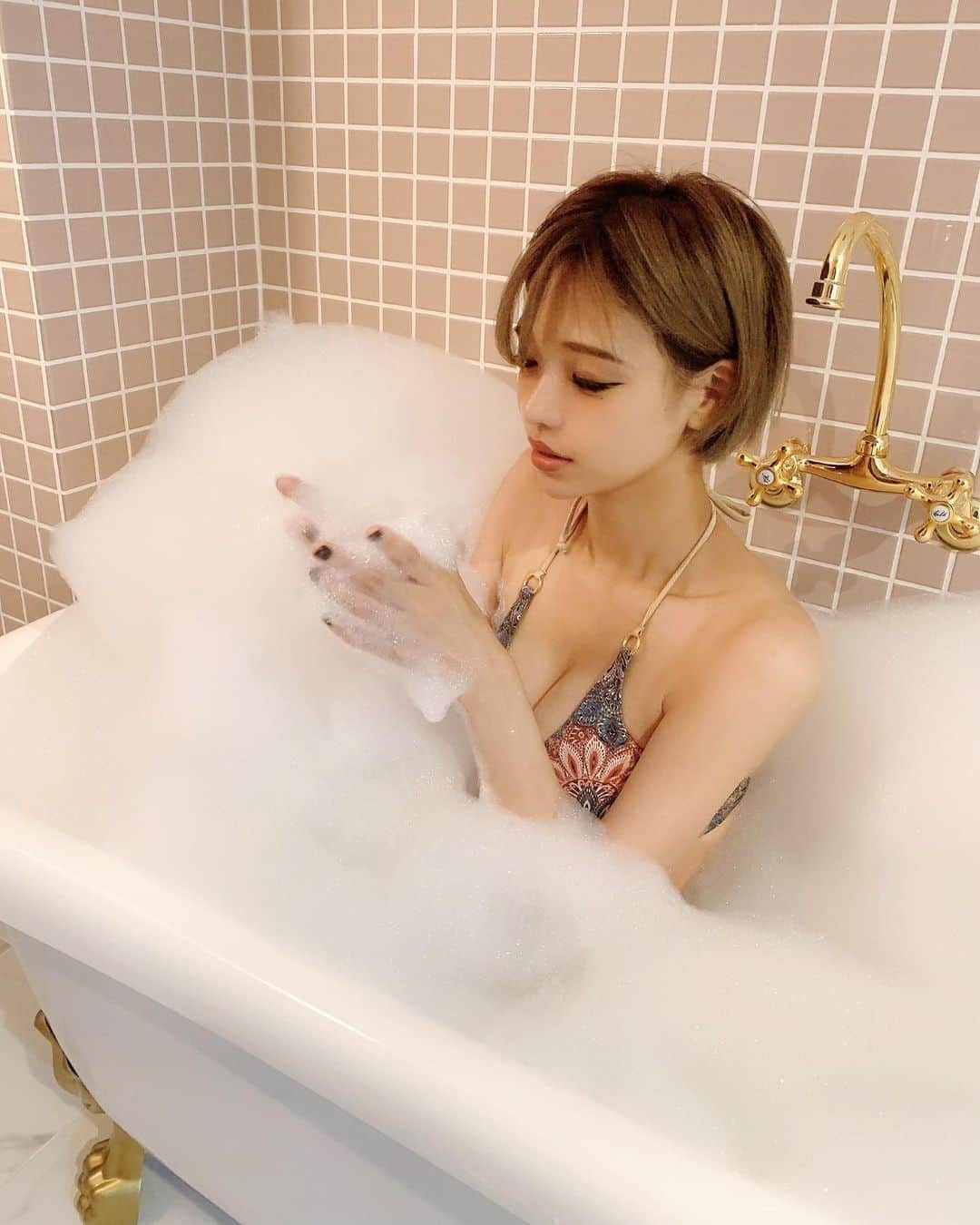 のインスタグラム：「想像以上にあわあわなったやつ笑🤣. . . . #作品撮り #サロンモデル #猫目 #impression_shots#lovers_nippon_portrait #explorejpn #ビジョビ  #関西サロンモデル #関西サロンモデル募集中 #関西サロンモデル募集 #サロモ #ヘアモデル #メイク好きさんと繋がりたい  #フリーモデル#関西モデル #お洒落さんと繋がりたい #カラコンレポ #make #ショート#ショートヘアモデル #tiktok #ブリーチカラー #バイヤレージュ #ピンクカラー #パープルカラー #ダブルカラー  .」