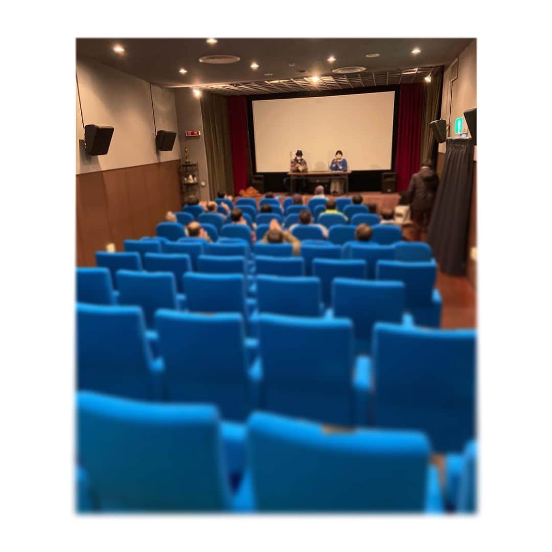 Negiccoのインスタグラム：「﻿ Negiccoライブ映像の上映会、﻿ 1/17夕方、夜公演は、﻿ Meguの舞台挨拶でした。﻿ 4日間の上映会は、﻿ 本日で終了しました。﻿ ﻿ 参加してくださったみなさん、﻿ 感染予防対策のご協力、﻿ ありがとうございました。﻿ ﻿ 県外のみなさん、﻿ 自粛協力ありがとうございました。﻿ そして申し訳ありませんでした。﻿ ﻿ 今回の上映会の会場、﻿ 新潟・市民映画館 シネ・ウインドさんに、﻿ サイン飾っていただきました。﻿ ﻿ 我々も、﻿ 久しぶりにみなさんとお会いできて、﻿ とても嬉しかったです。﻿ 県外のみなさんとも、﻿ また会える日を楽しみにしています。﻿ ﻿ 新潟市内また雪が降り続いています。﻿ 大変な日々が続きますが、﻿ 心と体を大切に、﻿ また必ずお会いしましょう。﻿ ﻿ ありがとうございました。﻿ ﻿ ﻿ #Negicco﻿ ﻿ ﻿ ﻿ ﻿ ﻿ ﻿ ﻿」
