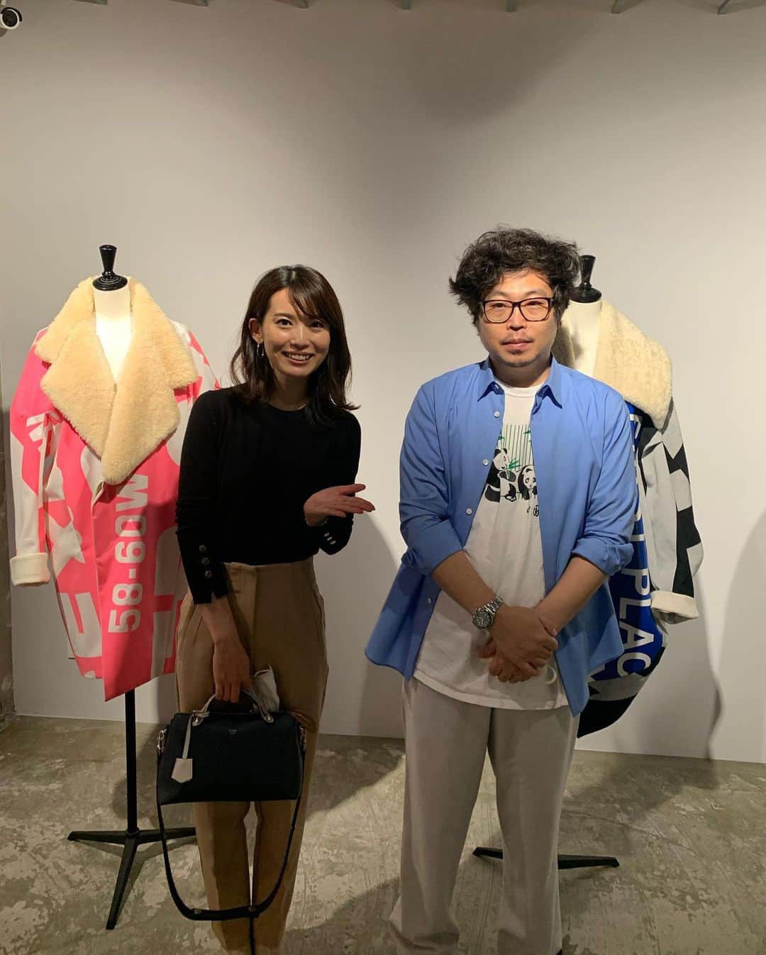 早川茉希さんのインスタグラム写真 - (早川茉希Instagram)「✔︎𝑂𝑉𝐸𝑅𝐶𝑂𝑅𝑇 𝑃𝑂𝑃 𝑈𝑃   「NYに凄い日本人デザイナーがいる」 と共通の友人から聞いたことがあった。  福岡出身の#大丸隆平 さん、34歳。 オバマ前大統領の就任式で、 ミシェル夫人のドレスを手がけたり（めちゃ素敵なドレス！） 米国初の女性副大統領に就任する カマラ・ハリスのスーツを作ったりして 日本の番組でも特集された方📺   そんな大丸さんが手がけるブランド @overcoat.nyc のPOP UPが 先月、六本木で開かれたので お邪魔してきました！  運良く大丸さんともお話しできて 穏やかで優しい雰囲気の中に感じる 想いの強さに惹きつけられた。  OVERCOATの服は、 ジェンダーレス、サイズレス。 肩幅の違う男女でもバランス良く着られるように 肩の裁縫やベルトの位置が計算されていて感動！ 大丸さんに着させていただき、 気に入ったトレンチを購入🧥  夫婦でお洋服を共有するのって初めて！ 長く大切に使います。 暖かくなるのが楽しみだなぁ🌸  ※写真の時だけマスクを外しています。 #overcoat #overcoatnyc #トレンチコート #日本の生地を使っているらしい #4枚目のアイコンコートは #ニューヨークのお店のオーニング素材 #コンセプトは #ニューヨークを着る #madebyjapan  #2020年思い出投稿」1月17日 23時39分 - maki_hayakawa