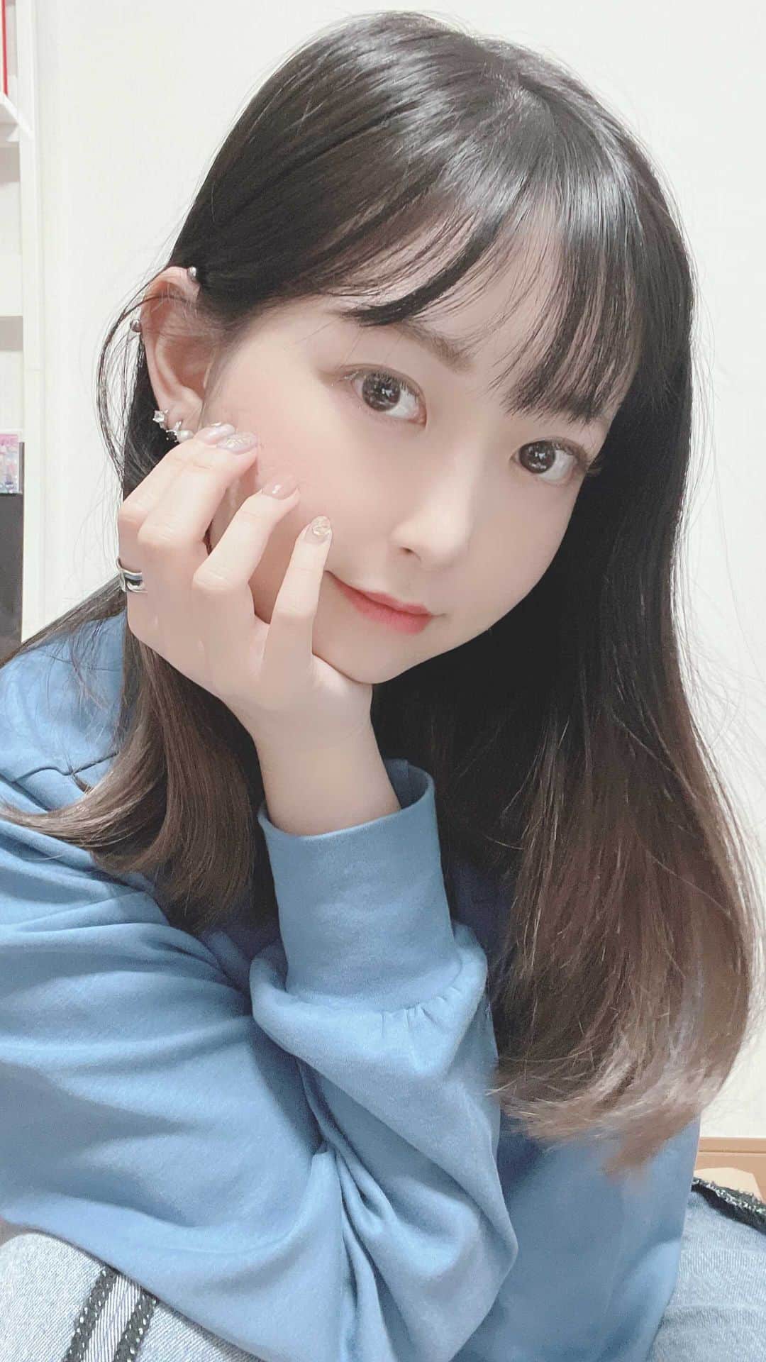 大崎菜々子のインスタグラム：「#DleepyTown @dleepytown_official さんのお洋服着回しコーデ👖  HKT48の本村碧唯と松岡菜摘によるコラボコレクション「A moment in life collection」 2人がセレクトしたこの秋冬にぴったりのアイテムの一つラップデザイントップスを含めたこの冬人気のブルーアイテムをなど使ったコーデ動画です🤭    ジーンズはハイウエストなのでウエストが細く見えるしなんでも合わせやすい😳👖  #韓国ファッション #着回しコーデ #冬コーデ #ブルベ夏 #色白女子 #色素薄い系 #美白肌  #fashiongram #좋아요 #팔로우미 #오오티디  #패션  #패션스타그램 #casual #ストリートファッション #アイドル#model#cosplayer #girl #かわいい#instagood #スニーカー #instastyle  #makeup #cosmetics #ジーンズ #ワンピース #bts」