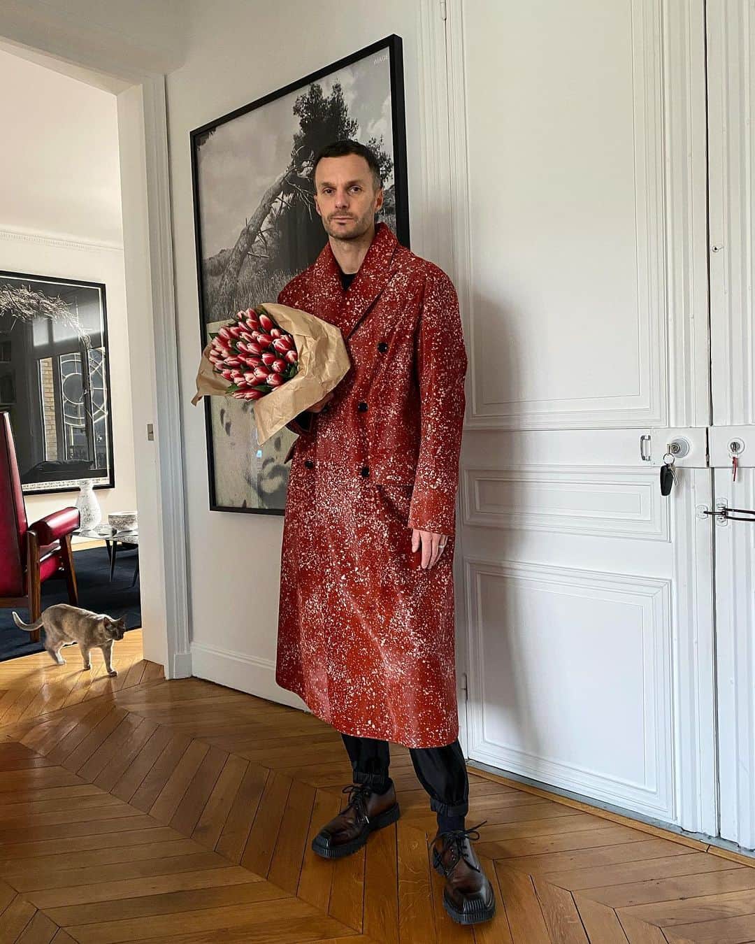 のインスタグラム：「THOSE TULIPS WERE CALLING MY NAME / SUNDAY #HOME #TULIPS  #krisvanassche」