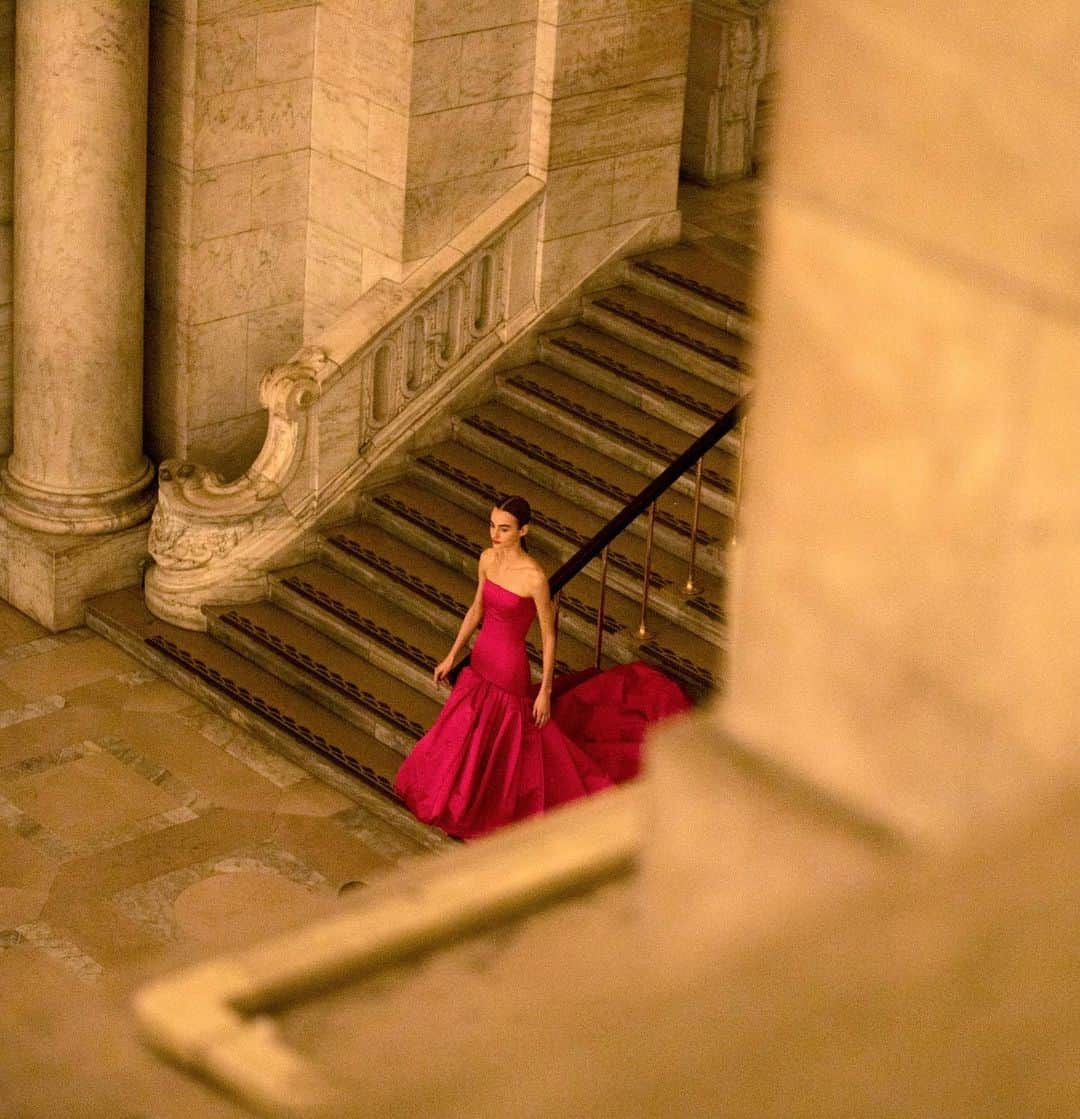 オスカーデラレンタさんのインスタグラム写真 - (オスカーデラレンタInstagram)「Magnificence in motion. The crimson silk duchess gown makes a grand entrance. #odlrfall2020」1月17日 23時41分 - oscardelarenta