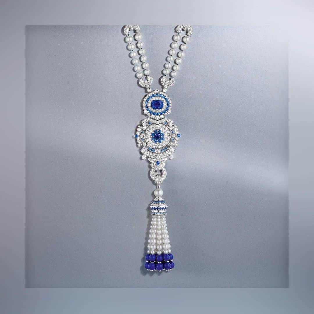 ヴァンクリーフ&アーペルさんのインスタグラム写真 - (ヴァンクリーフ&アーペルInstagram)「Meet the Pompon Margaret long necklace watch!  Made up of rows of cultured pearls, jewelry motifs and a fluid tassel, this long necklace reveals a 6.19-carat Sri Lankan sapphire at its heart, in a well-proportioned cushion cut. Inspired by the fashion of the 20s and 70s, this long necklace is suffused with movement and femininity.  #VCAPompon #VCAHighJewelry #VanCleefArpels」1月17日 23時44分 - vancleefarpels