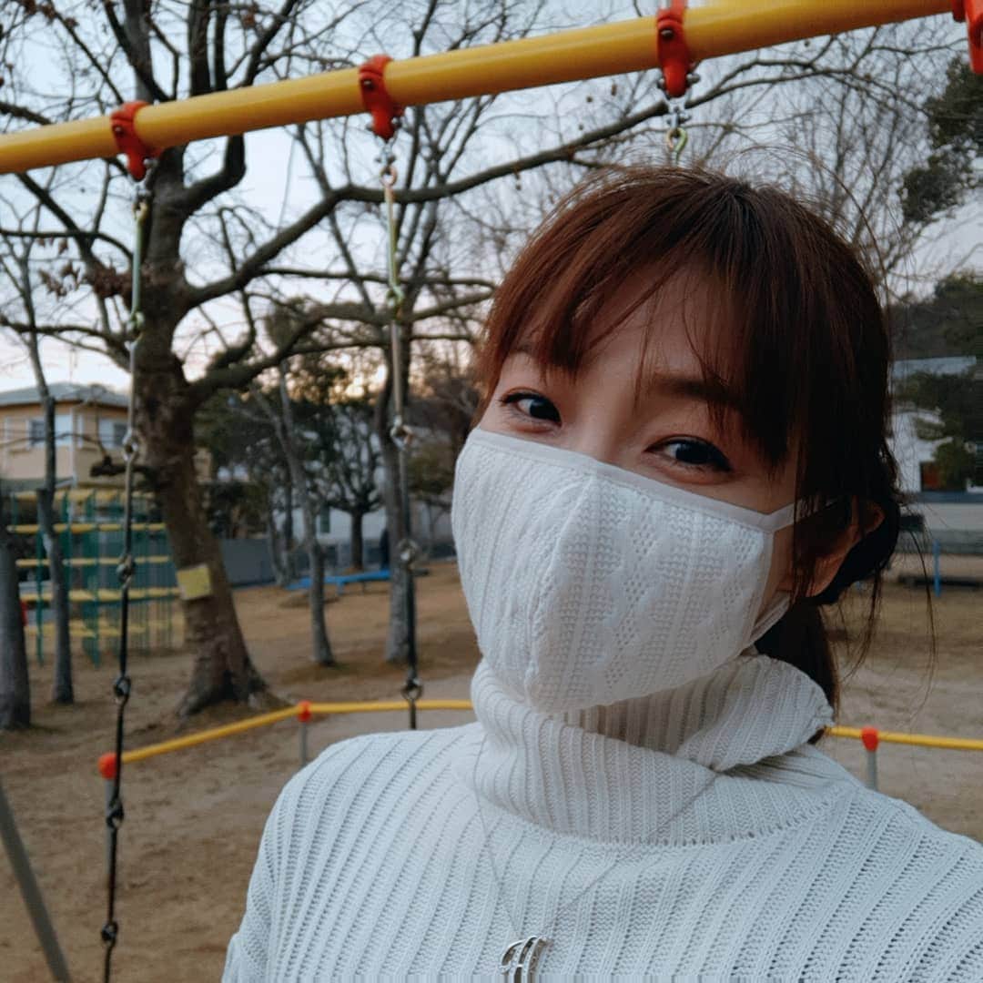 のインスタグラム：「【暖かくてやわらか。今っぽいニットマスク】  久しぶりに公園までお散歩🎵  大人のブランコ立ちこぎは、 危なっかしいですね🤣  今日は全身ホワイトコーデに❤️ 冬の白って好きー😊  おろしたてのニットマスクも 可愛くってあったかい～🌟  他にピンクとモカもあるから ファッションに合わせて使おうっと😍  @griptone_ossm   #griptone #グリプトン #ニットマスク #マスクコーデ #おしゃれマスク #洗えるマスク #布マスク #ファッションマスク #マスク #冬マスク #マスク女子 #ホワイトコーデ #fashion #pr #藤原宏美 #お花のある暮らし #生花が好き #公園遊び #ブランコ」
