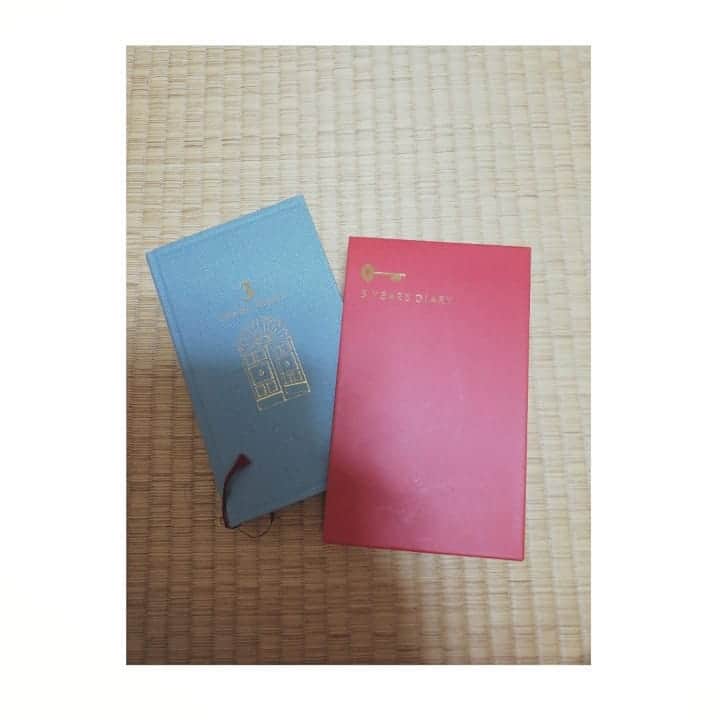 近藤笑菜のインスタグラム：「昨日1月16日は大吉日なんだよ～とボイトレの先生に教えていただき、何かを始めると良いらしいので今年の目標をせっせと書き出し📝 コロナのこともあり先の見通しなんて立たんなぁと思っていて、友達と今年の抱負は～とだべっていた時は感覚的な目標ばかりだったけど。 せっかくなので昨日はかなり具体的に💮 更にせっかくなので、実現するようここにもいくつか記しておく。笑 言霊の力よ！！！ 🐾新しいことに挑戦する。 🐾新しい仕事に挑戦する。 🐾映画、ドラマ、配信、CMなど、10本以上出演。(ワンシーン出演、ゲスト出演も増やしたい。作品途中参加に慣れようキャンペーン推進。←) 🐾お世話になった監督さんプロデューサーさんキャスティングの方に再び呼んでもらう。現場で再会！ 🐾映画祭で受賞する。(プロデュース作、出演作、たくさん世に出てほしい。) 🐾日々のルーティーンを楽しむ。 なんにせよ先はわからないのだから、自分なりに展望しつつ今を精一杯。楽しみつつ生きよ🌱 . 📸 お姉ちゃんがやってて素敵だなぁと思い、昨年9月からはじめた3年日記📘 日々コツコツやるのが超絶苦手なこの自分が、昨年はコロナのおかげで日々のルーティーンがめちゃくちゃ増え、なんとなく今も続けられていることが多い。自分でしれっと始めてみるくらいが変に課さなくていいのかもしれん。笑 これからもゆるゆると～ね～～🐤」