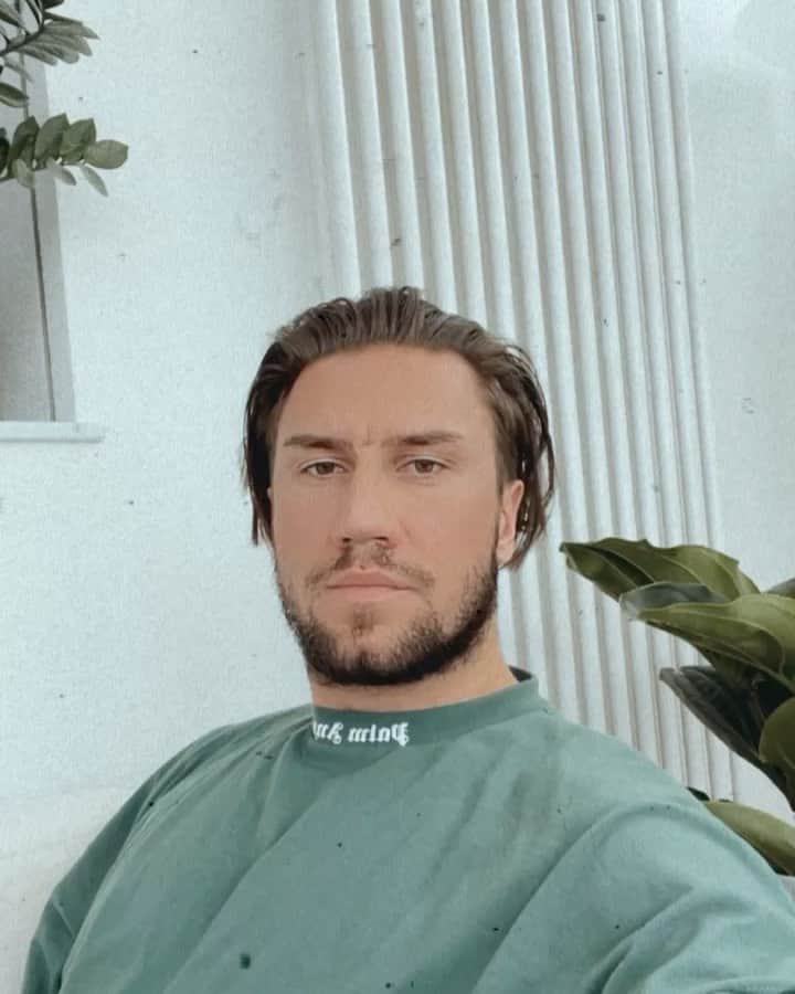 エルミン・ビチャクチッチのインスタグラム：「•Social Distancing• 🚷  #ImmerDieseFrischFrisiertenFußballprofis #sundayfunday」