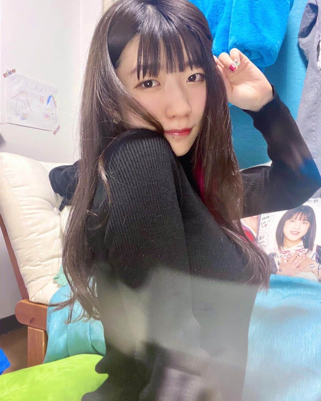 ぱいぱいでか美のインスタグラム：「ヘアメンテ行って気付いてもらえたら家で自撮りする女。 . 少し前にSpicaさん行きました！ インナーカラーも全体も前回ととくに変わらず。笑 前髪も微調整してもらってスッキリした〜 ヲタクに対してめんどくさい女だから 誰かが気付いてくれてからインスタ載せるか〜とふと思って笑 そしたら昨日の配信で「髪きれい！」ってコメントあったから 満を辞して載せました。笑 前髪の量というか幅？を減らすために顔まわりの毛をずっと地味に伸ばしてたけど やっといい感じの長さになってきた！ ひっつめたときにかなりスッキリ見えて良いね〜 大人のパッツンという感じで〜 担当は中田さんです！ . #spica #hairsalon #haircolor #innercolor」