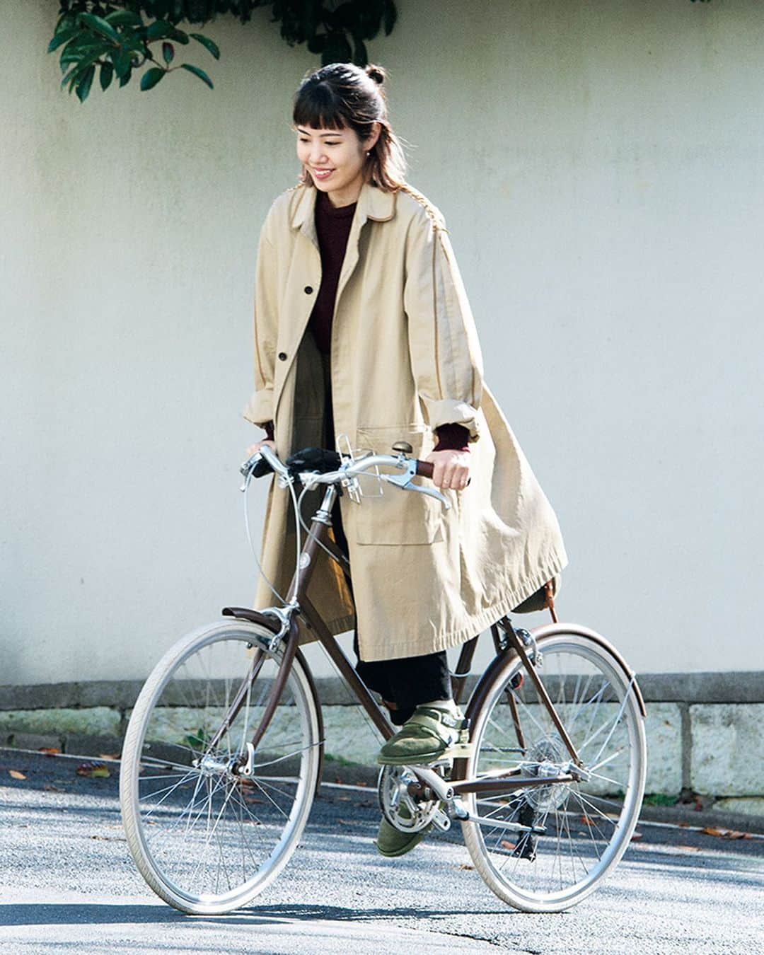 ginza magazineさんのインスタグラム写真 - (ginza magazineInstagram)「【自転車乗りの スタイルハント】 自転車ライフを楽しむおしゃれレディをハント🚴🏻‍♀️✨  西小路舞姫さん bicycle_TOKYO BIKE outer_NOMA T.D.  top_VINTAGE  bottom_COS  shoes_SUICOKE 「〈TOKYO BIKE〉の直営店で1つずつ相談しながら決めました。ベルは真鍮のもので、ドリンクホルダー、サドルバッグもつけて。」   発売中のGINZA2月号では、自転車ライフを楽しむ22人を紹介しています☝️ @ginzamagazine   #ginzamagazine #どんなときでもファッションスナップ #スナップ #ファッションスナップ #SNAP #私服スナップ #自転車 #自転車コーデ #自転車のある生活 #ヴィンテージ#used #街角スナップ #ストリートファッション #streetstyle #streetsnap#tokyo #tokyofashion #tokyobike」1月17日 23時53分 - ginzamagazine