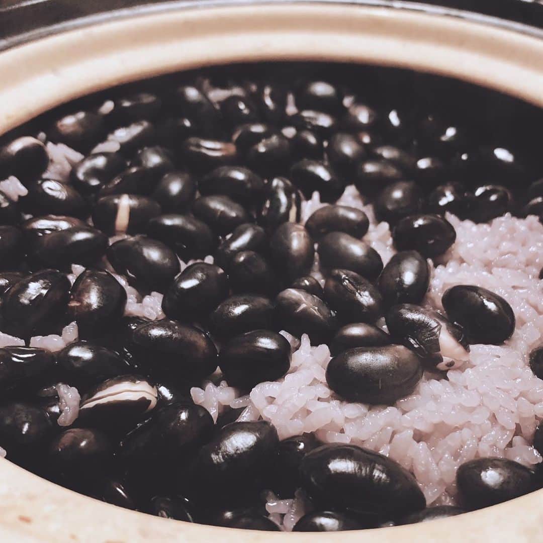 青山志穂さんのインスタグラム写真 - (青山志穂Instagram)「「黒豆ごはん食べたいなぁ」 と言ったかと思うとすぐに買ってきて 下拵えされていました。  黒豆の炊き込みご飯って初めて。  丹波篠山の黒豆を 水に浸けて１日おいて、 つや姫とともに土鍋で。  ラオスの生岩塩で作った黒胡麻塩をぱらりとかけて。 めちゃくちゃ美味しい。  #豆ごはん #黒豆 #黒豆ごはん #土鍋 #ラオス #岩塩 #塩 #ソルトコーディネーター #青山志穂 #いつもありがとう」1月17日 23時55分 - shiho_aoyama_