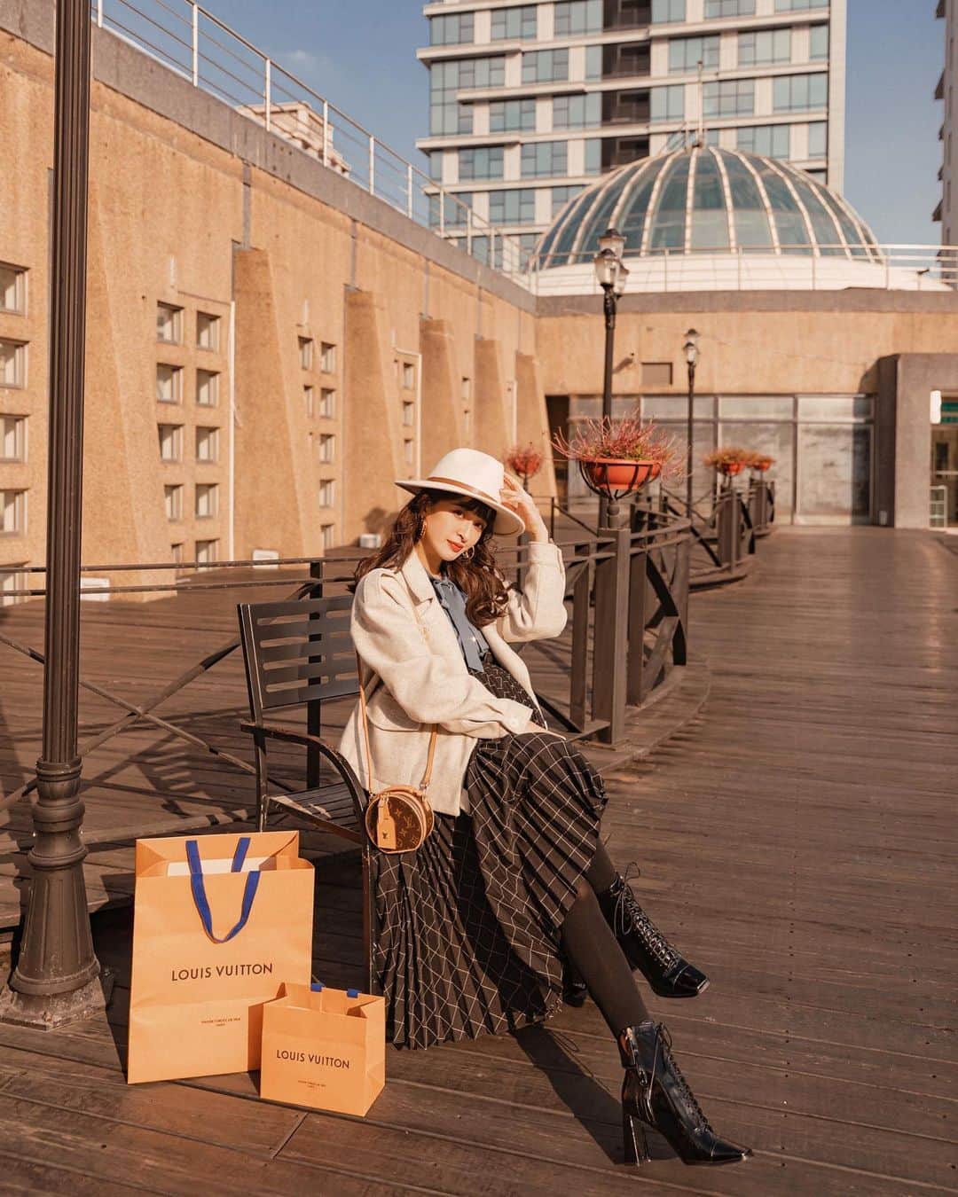 Kerinaさんのインスタグラム写真 - (KerinaInstagram)「昨天的開箱文燒到好多人 連跟朋友見面聚餐都在滑官網問我要選哪一款包😆  也有很多人私訊問我身上這個圓餅包可以裝手機嗎？ 很遺憾的是它就是個小廢包啦 不過它在廢包界中算是很能裝的😂 除了口紅可以放好幾支之外 氣墊粉餅、鑰匙、悠遊卡、信用卡 連折疊式口罩夾都塞的進去唷！ 有沒有聽起來一點也不廢了呢（笑）  外套/上衣/裙子 @anirek_official  外套是未來款，月底上架唷🤍 靴 @gracegifttw #薛妞聯名鞋 #gracegiftxkerina  包 @louisvuitton  墨鏡 @gentlemonster  #上週的萬里無雲好天氣拍起來超美  #覺得前面幾張的氛圍很像我印象中的雪梨 #louisvuitton #miniboitechapeau #薛妞孕穿搭」1月17日 23時58分 - kerina_hsueh