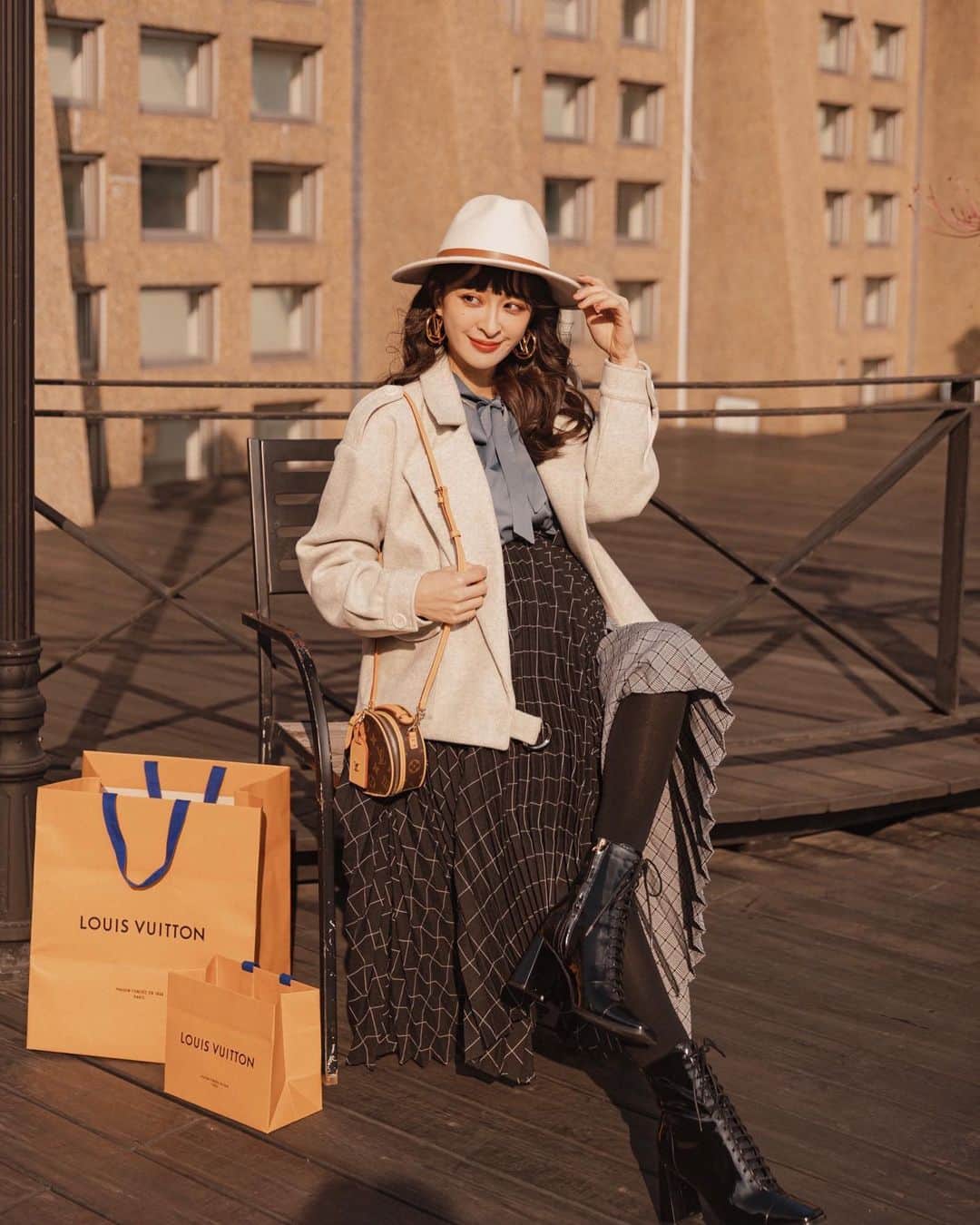 Kerinaさんのインスタグラム写真 - (KerinaInstagram)「昨天的開箱文燒到好多人 連跟朋友見面聚餐都在滑官網問我要選哪一款包😆  也有很多人私訊問我身上這個圓餅包可以裝手機嗎？ 很遺憾的是它就是個小廢包啦 不過它在廢包界中算是很能裝的😂 除了口紅可以放好幾支之外 氣墊粉餅、鑰匙、悠遊卡、信用卡 連折疊式口罩夾都塞的進去唷！ 有沒有聽起來一點也不廢了呢（笑）  外套/上衣/裙子 @anirek_official  外套是未來款，月底上架唷🤍 靴 @gracegifttw #薛妞聯名鞋 #gracegiftxkerina  包 @louisvuitton  墨鏡 @gentlemonster  #上週的萬里無雲好天氣拍起來超美  #覺得前面幾張的氛圍很像我印象中的雪梨 #louisvuitton #miniboitechapeau #薛妞孕穿搭」1月17日 23時58分 - kerina_hsueh