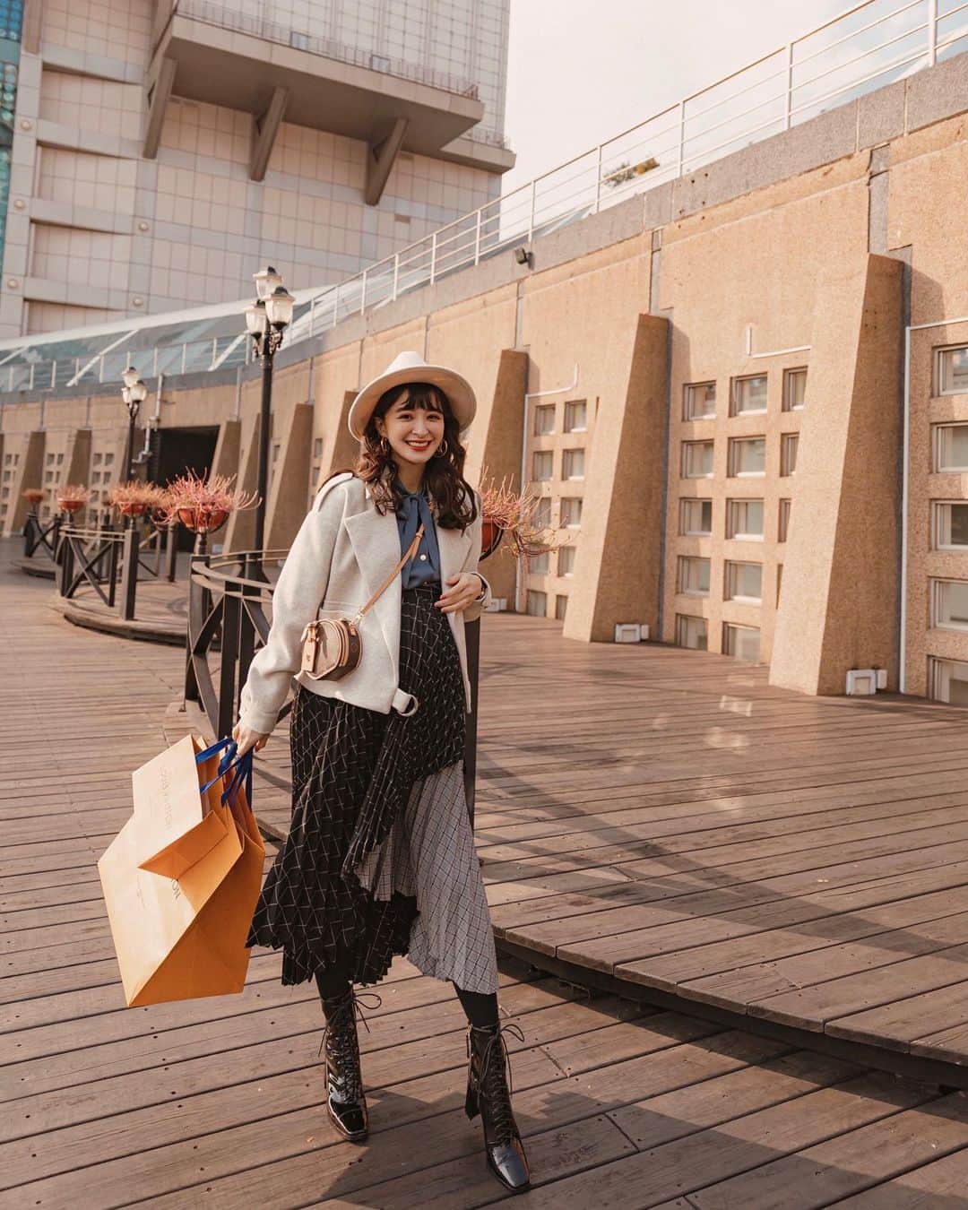 Kerinaさんのインスタグラム写真 - (KerinaInstagram)「昨天的開箱文燒到好多人 連跟朋友見面聚餐都在滑官網問我要選哪一款包😆  也有很多人私訊問我身上這個圓餅包可以裝手機嗎？ 很遺憾的是它就是個小廢包啦 不過它在廢包界中算是很能裝的😂 除了口紅可以放好幾支之外 氣墊粉餅、鑰匙、悠遊卡、信用卡 連折疊式口罩夾都塞的進去唷！ 有沒有聽起來一點也不廢了呢（笑）  外套/上衣/裙子 @anirek_official  外套是未來款，月底上架唷🤍 靴 @gracegifttw #薛妞聯名鞋 #gracegiftxkerina  包 @louisvuitton  墨鏡 @gentlemonster  #上週的萬里無雲好天氣拍起來超美  #覺得前面幾張的氛圍很像我印象中的雪梨 #louisvuitton #miniboitechapeau #薛妞孕穿搭」1月17日 23時58分 - kerina_hsueh